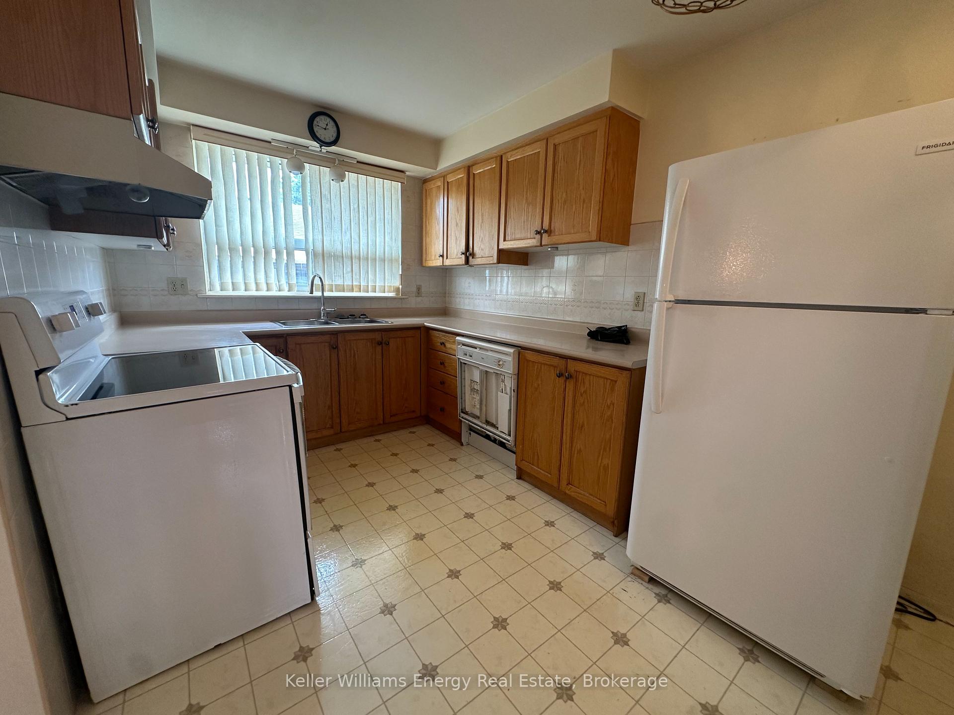 Photo 15 of 252 Keewatin Street S, Oshawa, Donevan — HOMEH
