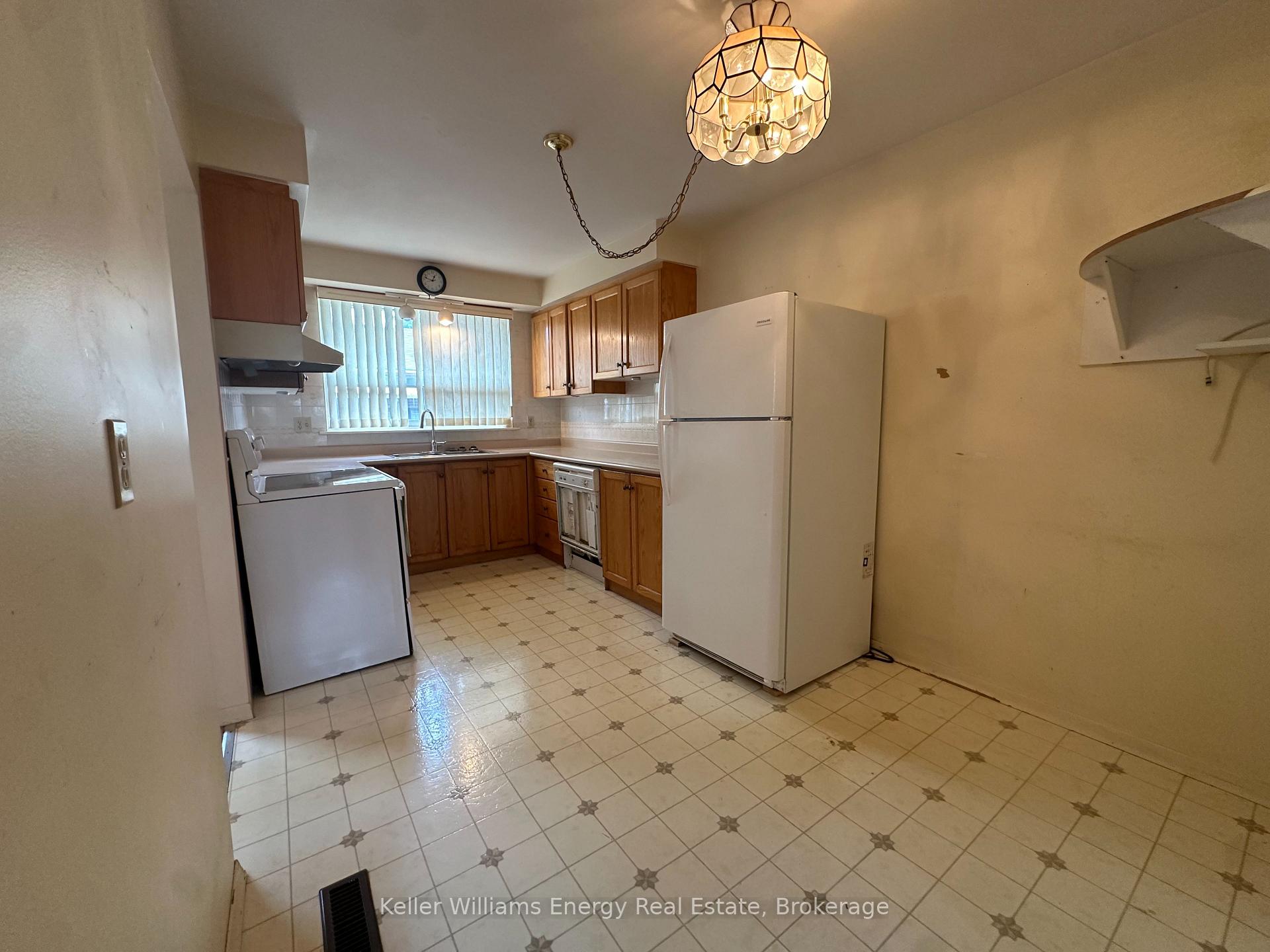 Photo 18 of 252 Keewatin Street S, Oshawa, Donevan — HOMEH