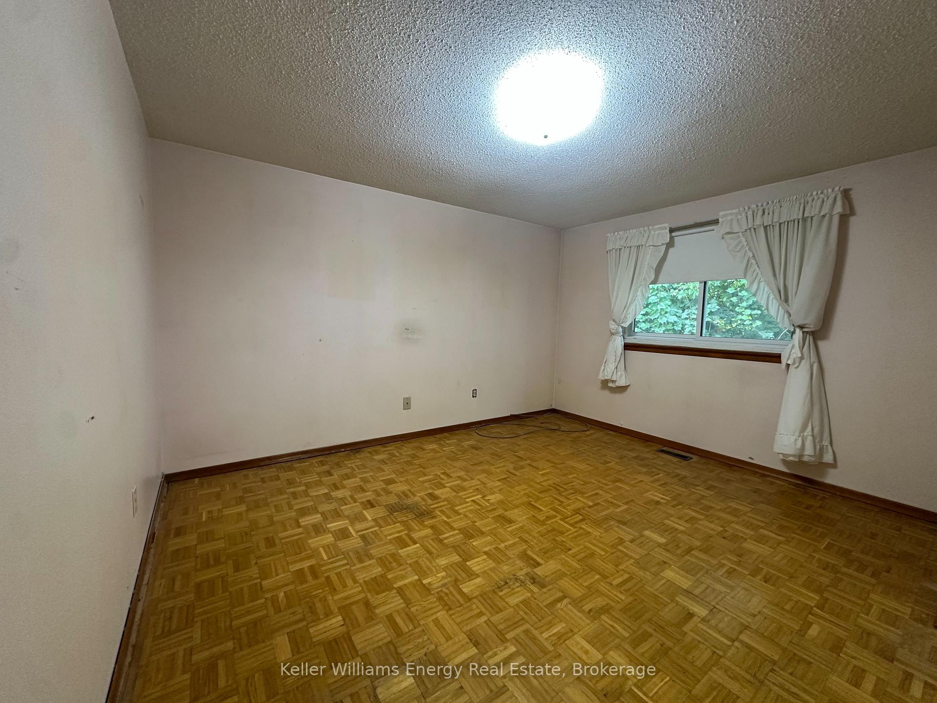 Photo 21 of 252 Keewatin Street S, Oshawa, Donevan — HOMEH