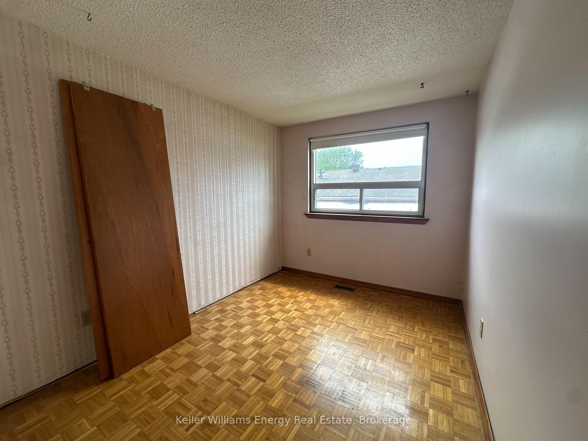 Photo 23 of 252 Keewatin Street S, Oshawa, Donevan — HOMEH