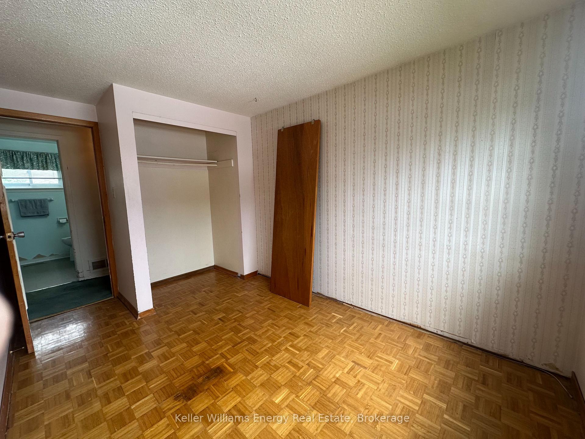 Photo 25 of 252 Keewatin Street S, Oshawa, Donevan — HOMEH