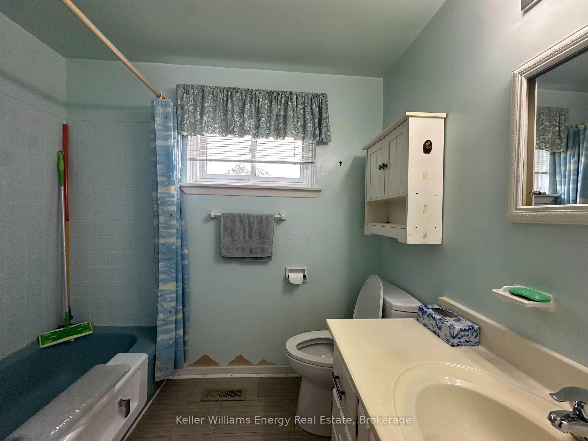 Photo 20 of 252 Keewatin Street S, Oshawa, Donevan — HOMEH