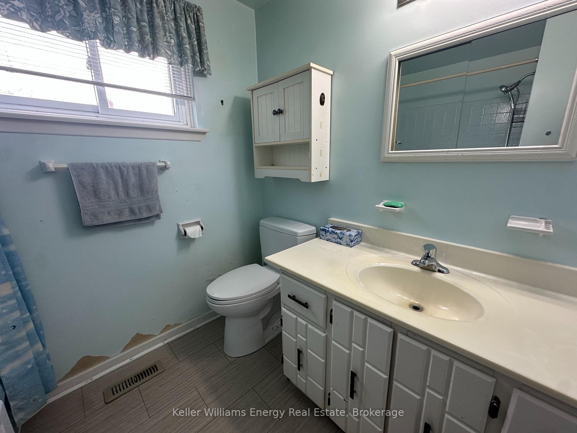 Photo 27 of 252 Keewatin Street S, Oshawa, Donevan — HOMEH