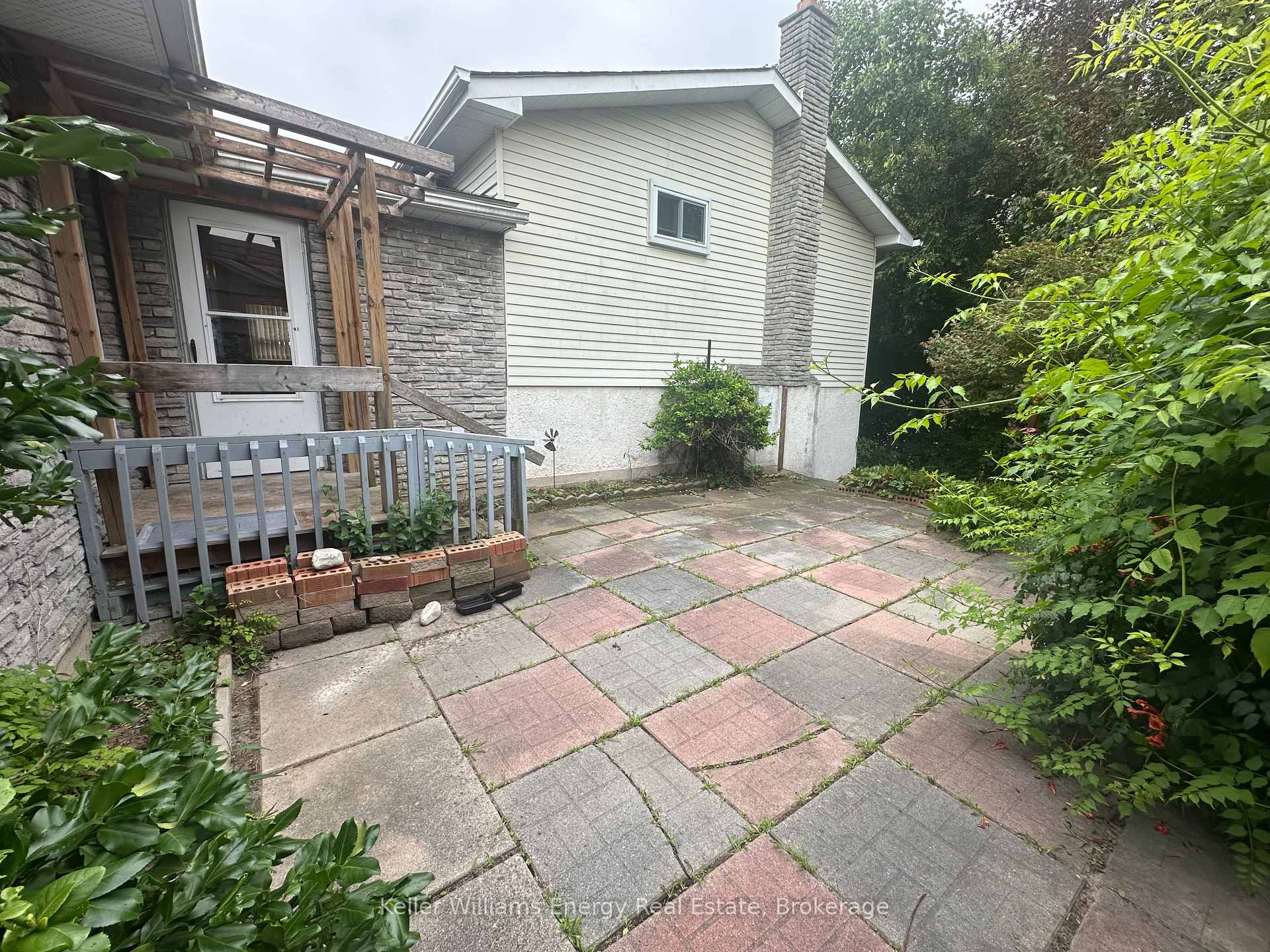 Photo 30 of 252 Keewatin Street S, Oshawa, Donevan — HOMEH