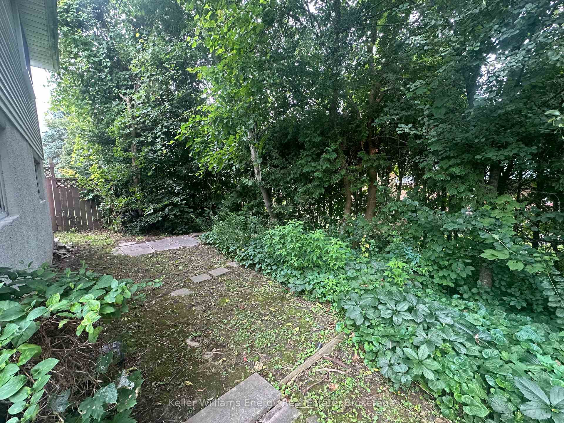 Photo 31 of 252 Keewatin Street S, Oshawa, Donevan — HOMEH