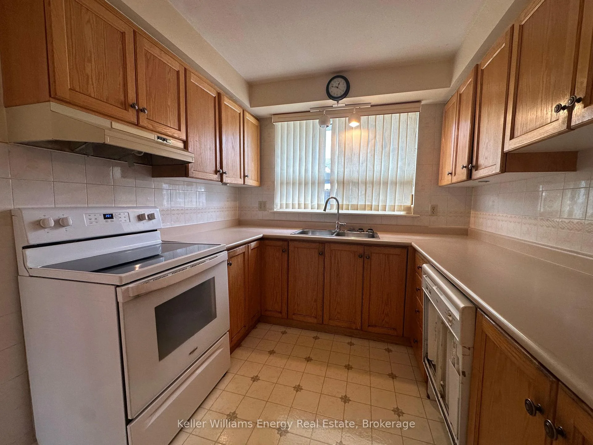 Photo 17 of 252 Keewatin Street S, Oshawa, Donevan — HOMEH