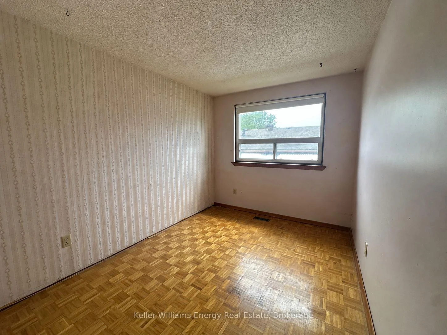 Photo 24 of 252 Keewatin Street S, Oshawa, Donevan — HOMEH