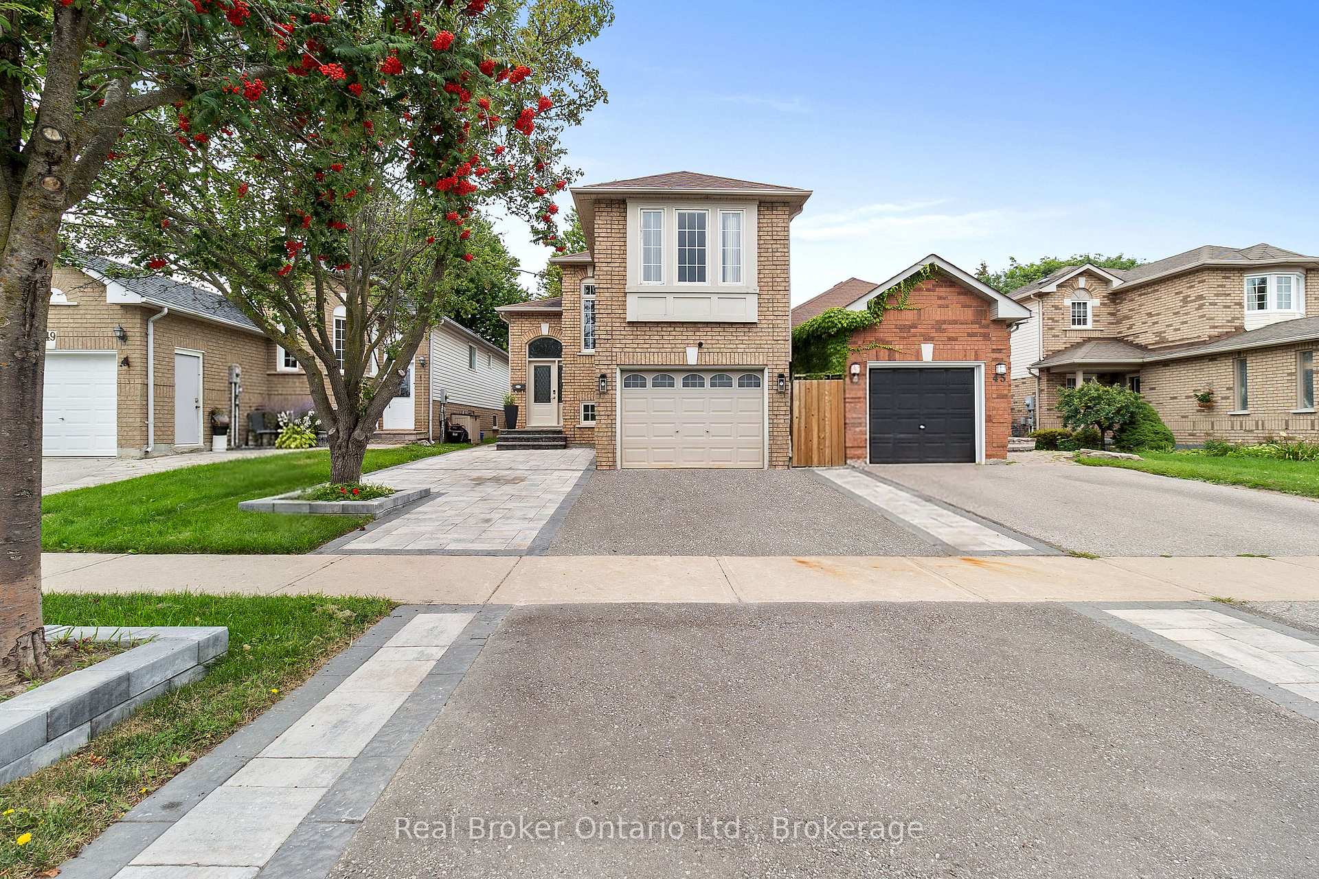 Photo 1 of 47 Willey Drive, Clarington, Bowmanville — HOMEH