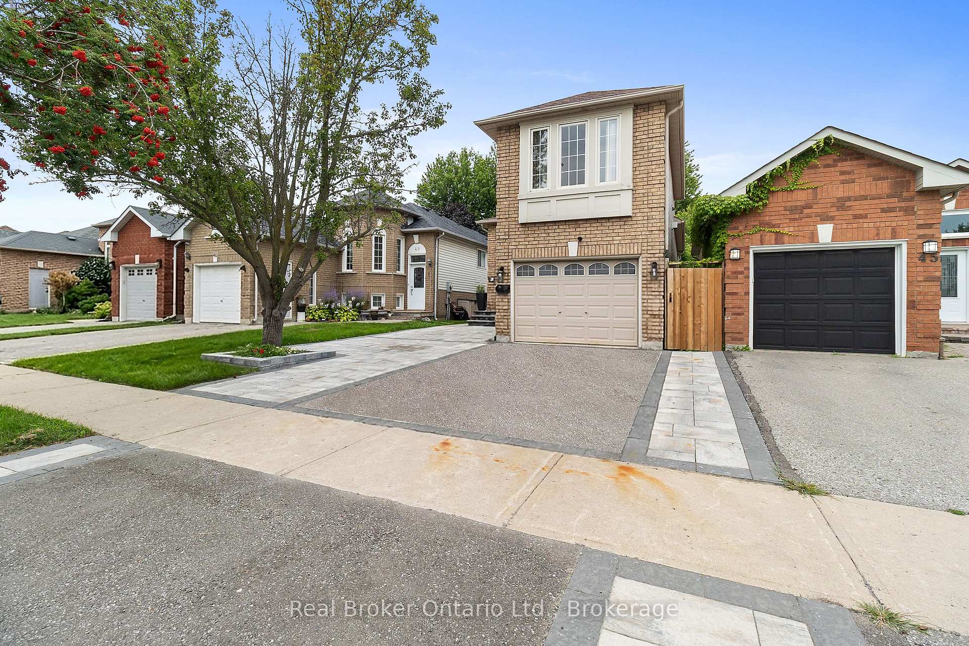 Photo 2 of 47 Willey Drive, Clarington, Bowmanville — HOMEH