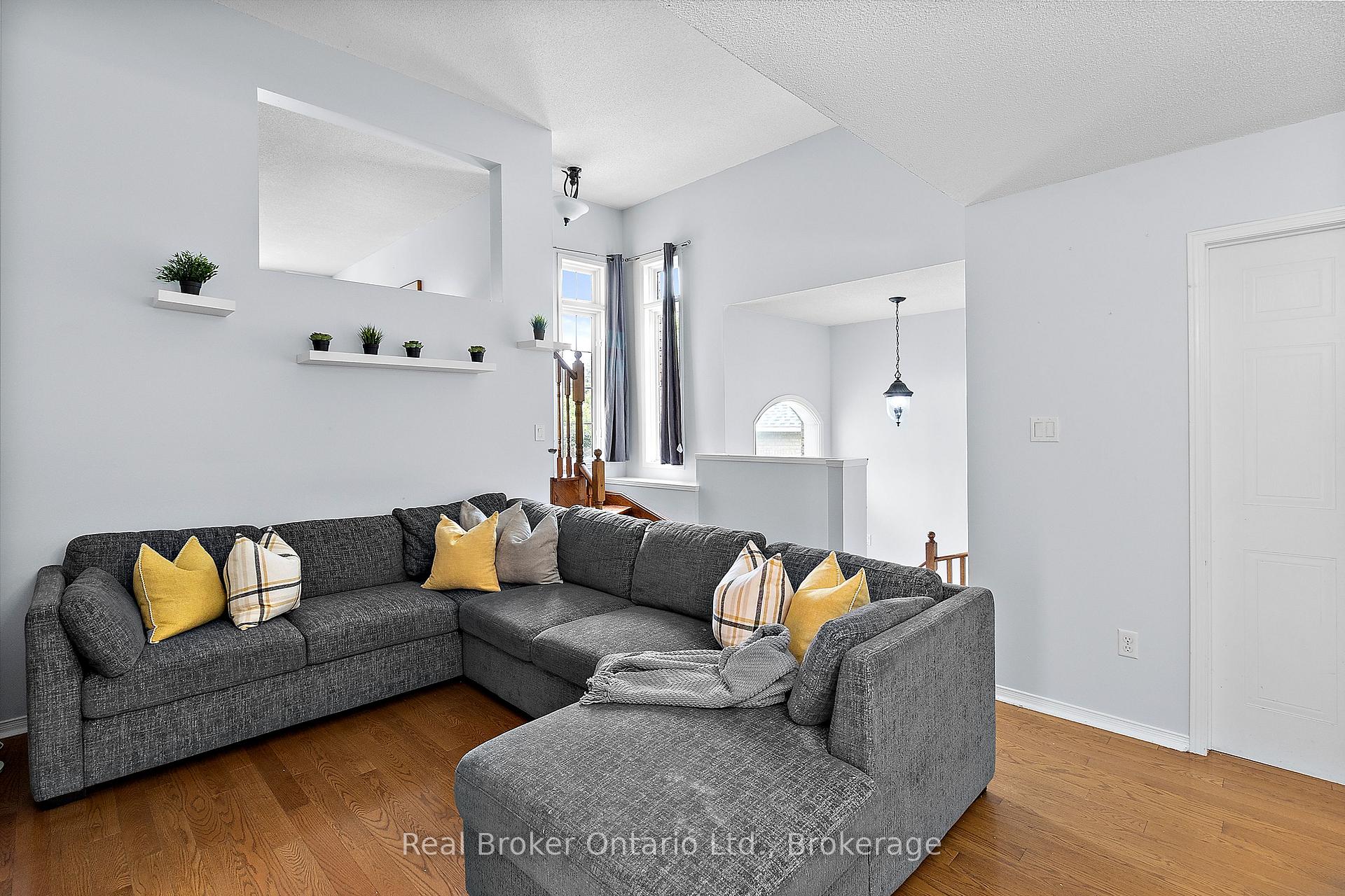 Photo 5 of 47 Willey Drive, Clarington, Bowmanville — HOMEH