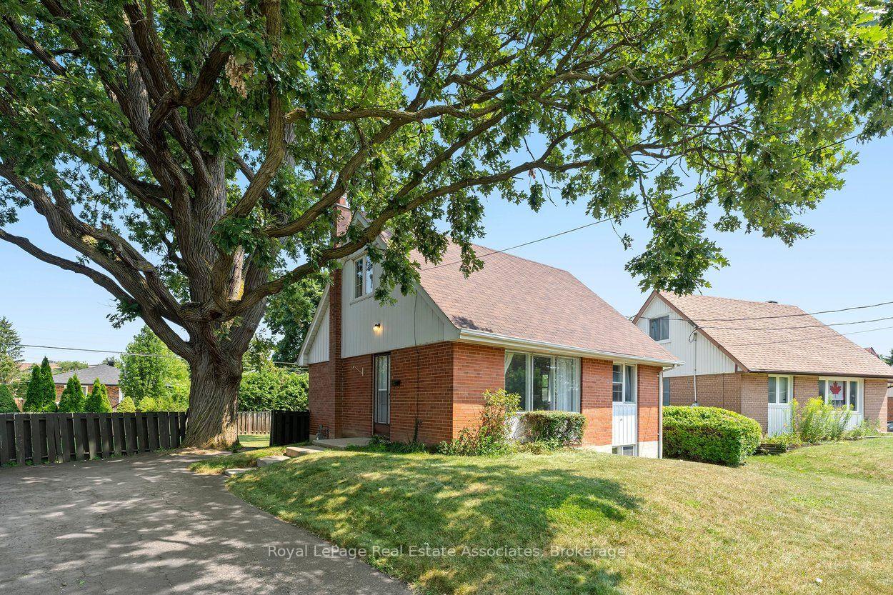 Photo 3 of 64 McIntyre Crescent, Halton Hills, Georgetown — HOMEH