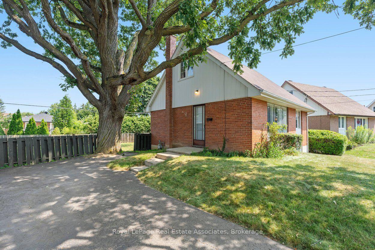 Photo 5 of 64 McIntyre Crescent, Halton Hills, Georgetown — HOMEH