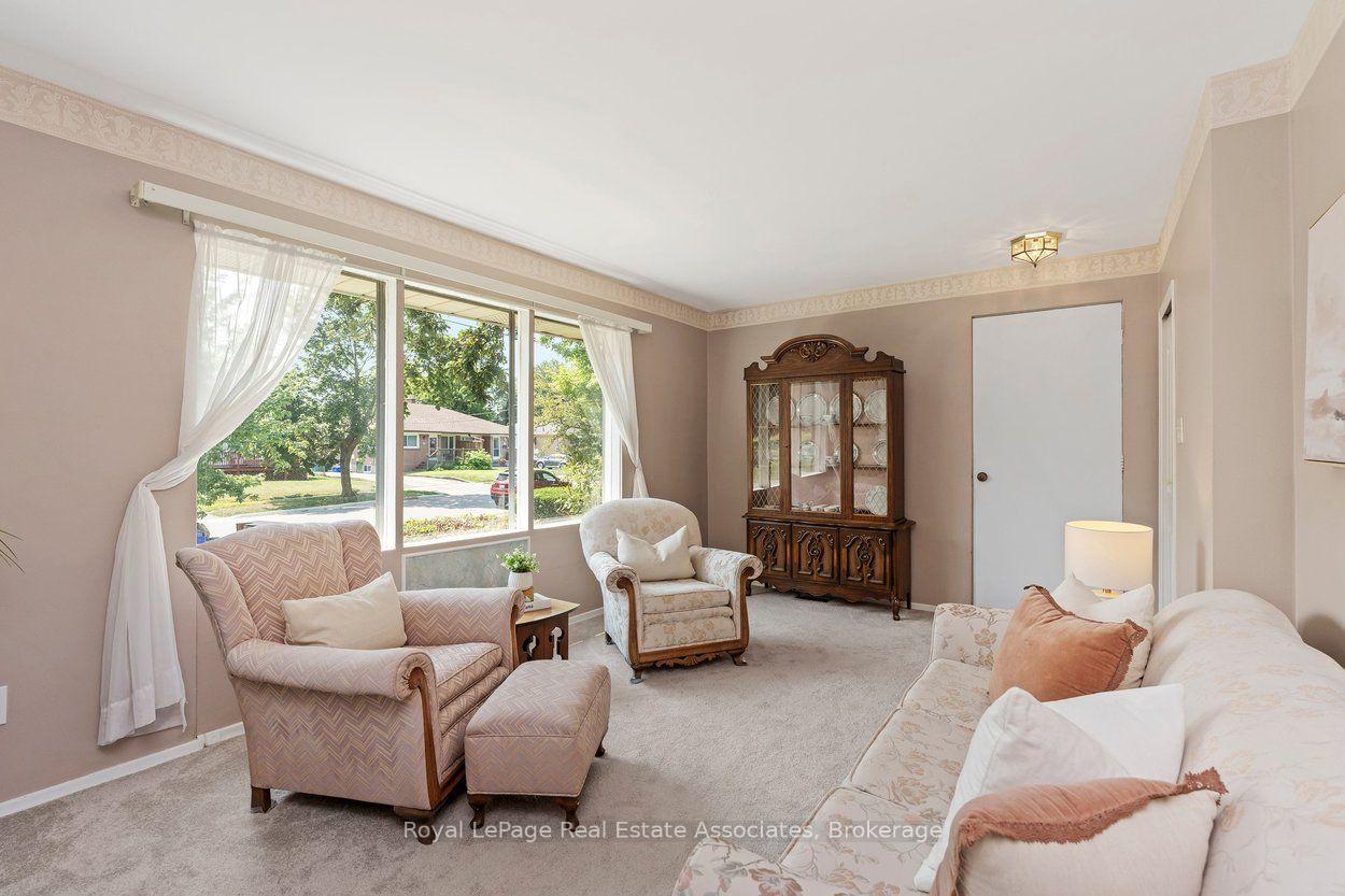 Photo 7 of 64 McIntyre Crescent, Halton Hills, Georgetown — HOMEH