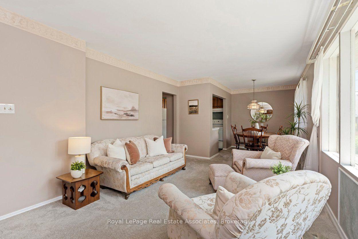 Photo 8 of 64 McIntyre Crescent, Halton Hills, Georgetown — HOMEH