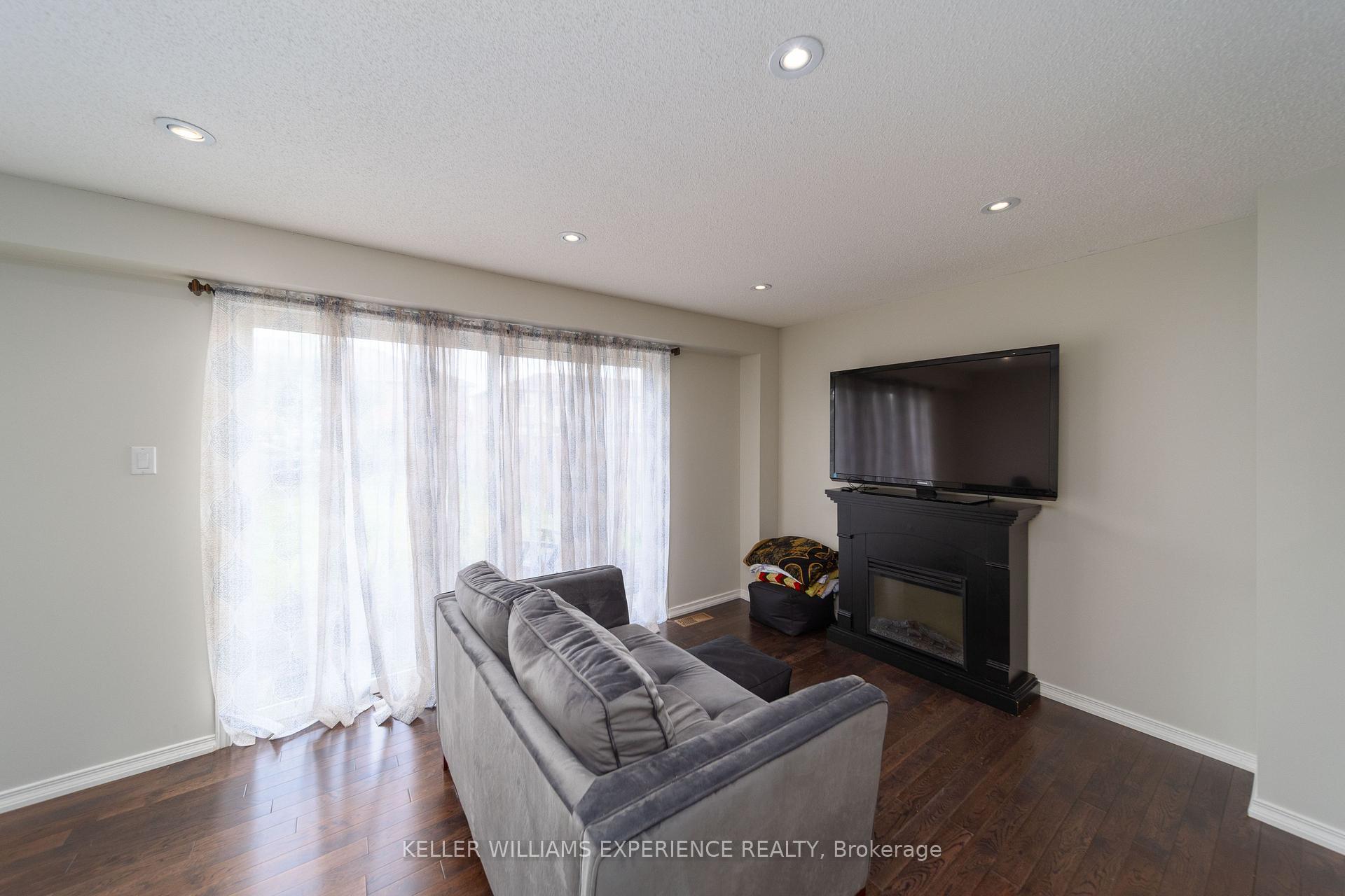 Photo 7 of 12 Monarchy Street, Barrie, Innis-Shore — HOMEH