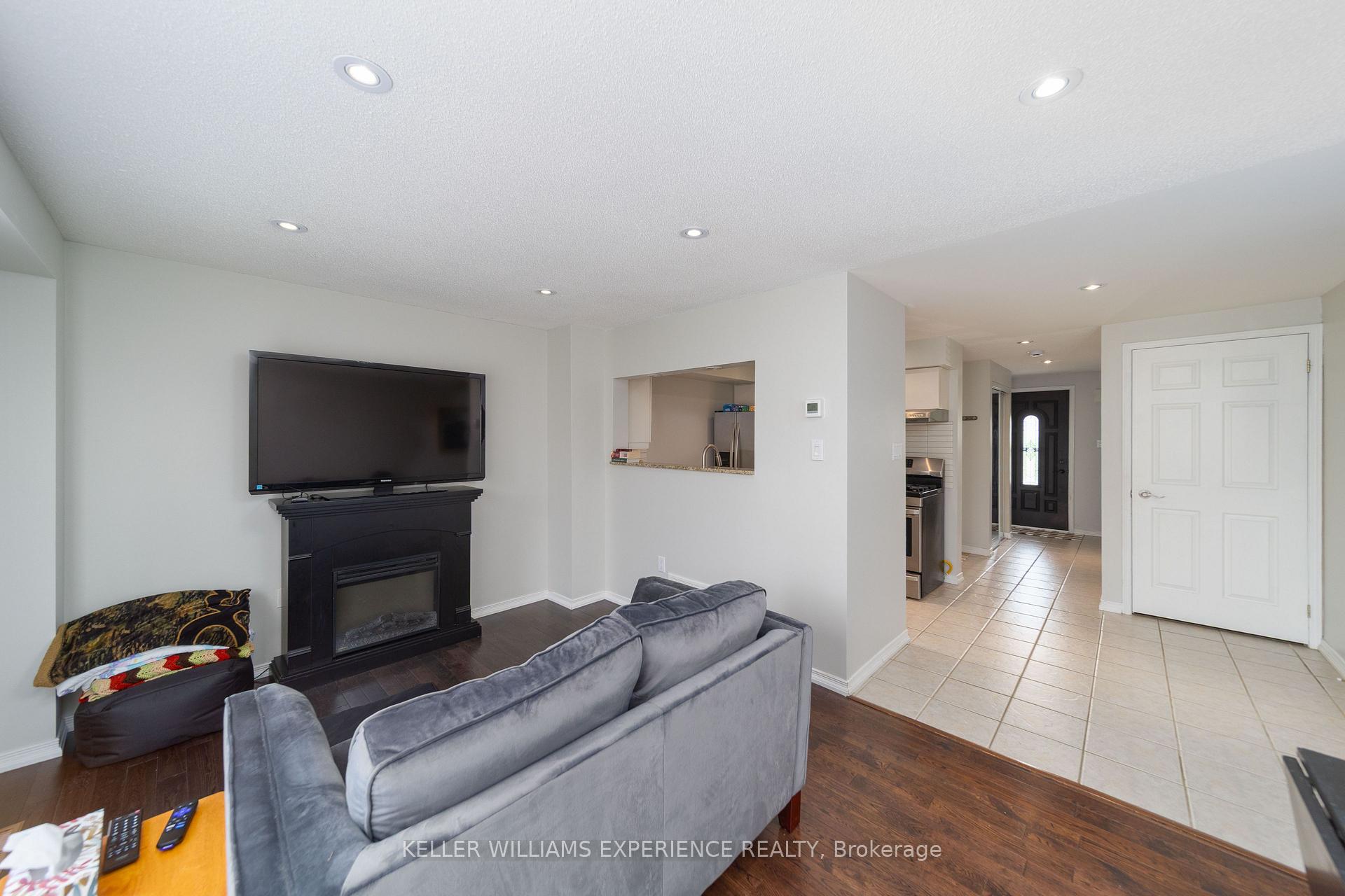 Photo 8 of 12 Monarchy Street, Barrie, Innis-Shore — HOMEH