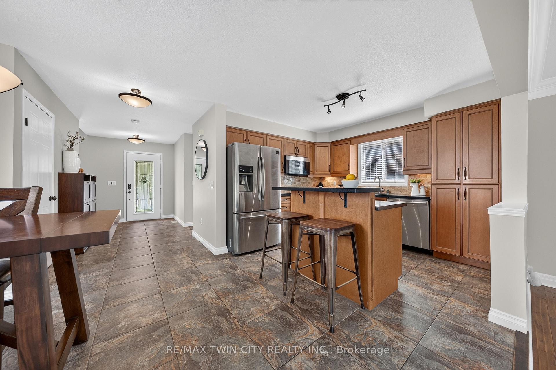 Photo 10 of 298 Pineland Place, Waterloo, Columbia Forest — HOMEH