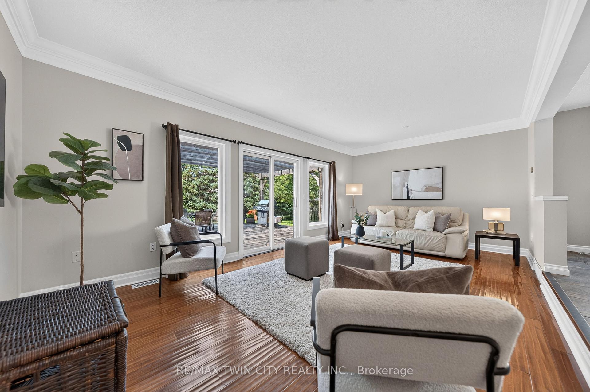 Photo 16 of 298 Pineland Place, Waterloo, Columbia Forest — HOMEH