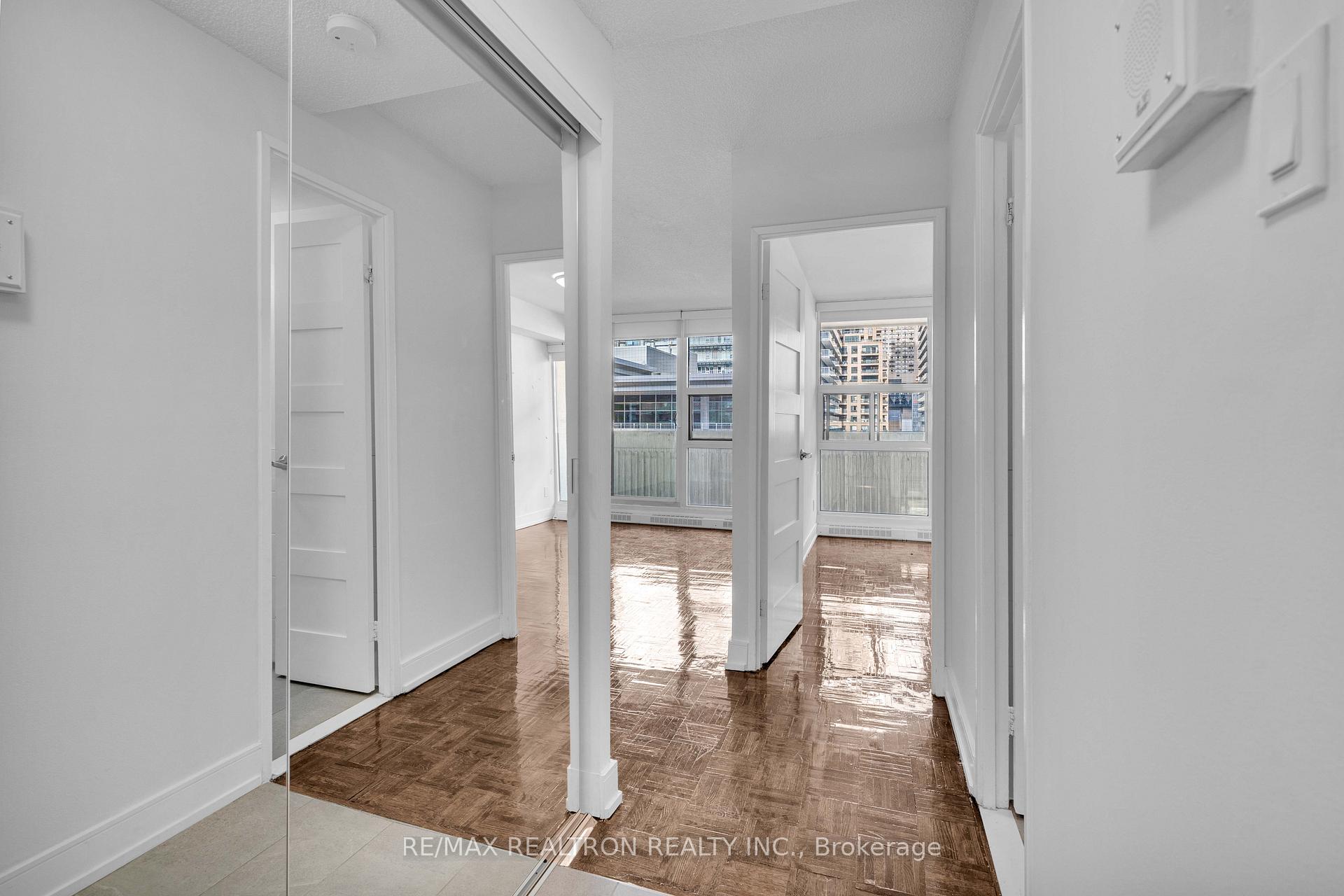 Photo 12 of Unit 2510, 33 Isabella Street, Toronto, Church-Yonge Corridor — HOMEH