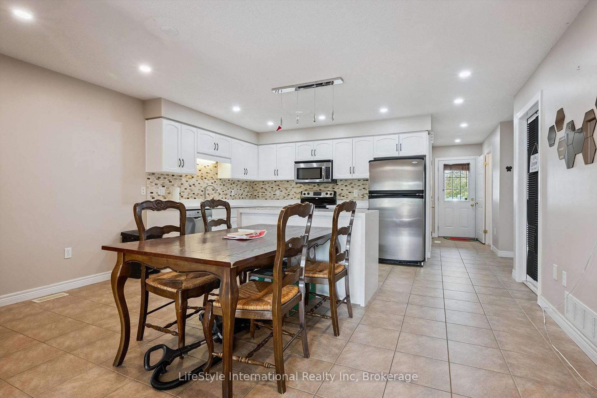 Photo 12 of Unit 27, 105 Bard Boulevard, Guelph, Pineridge/Westminster Woods — HOMEH