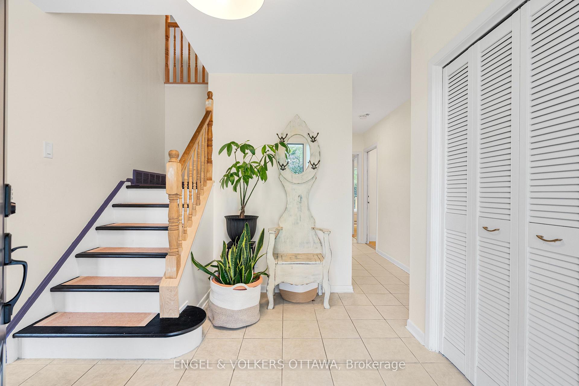 Photo 5 of 2343 Whitehaven Crescent, Ottawa, Whitehaven — HOMEH