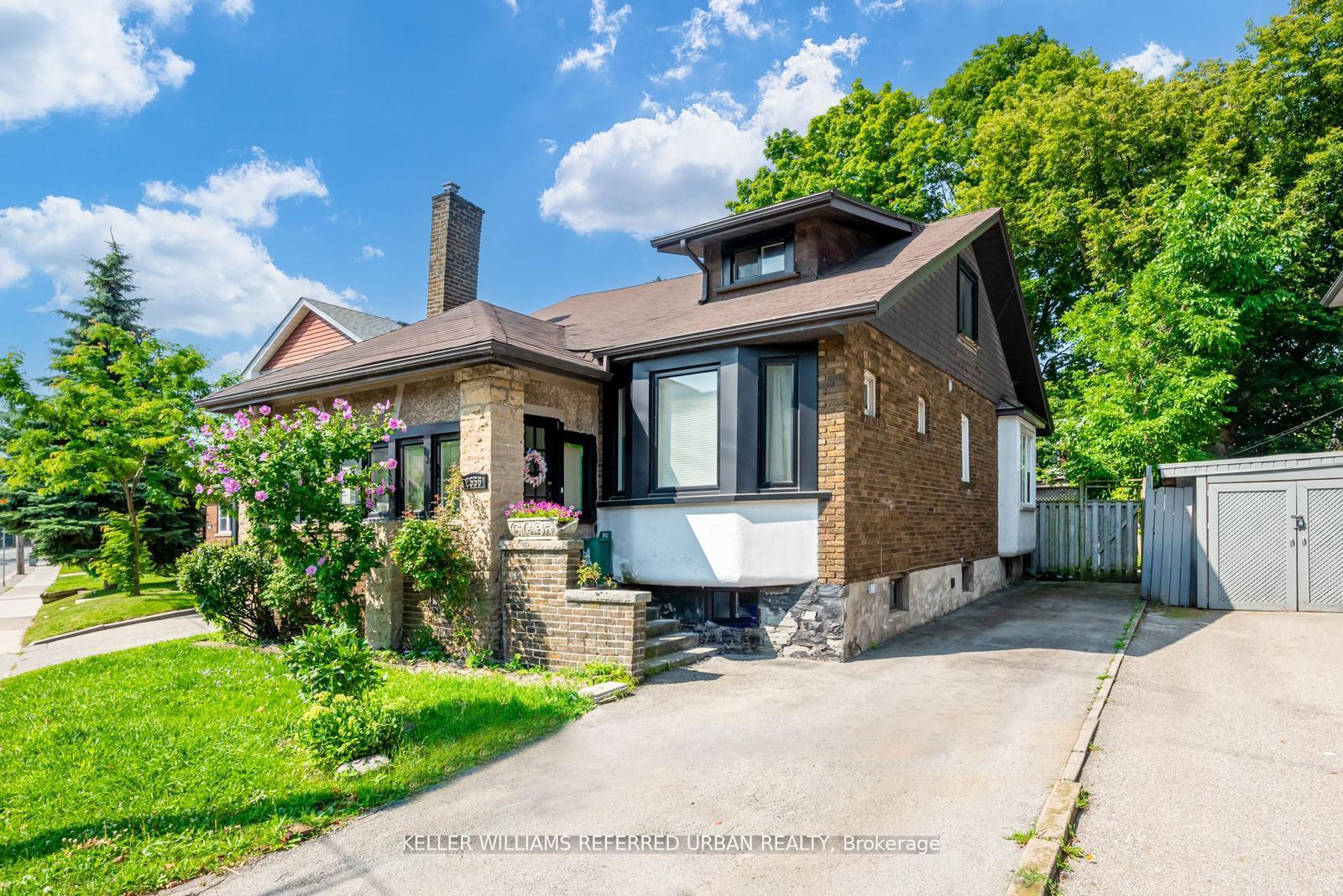 Front of Unit Lower, 2556 Lake Shore Boulevard W
