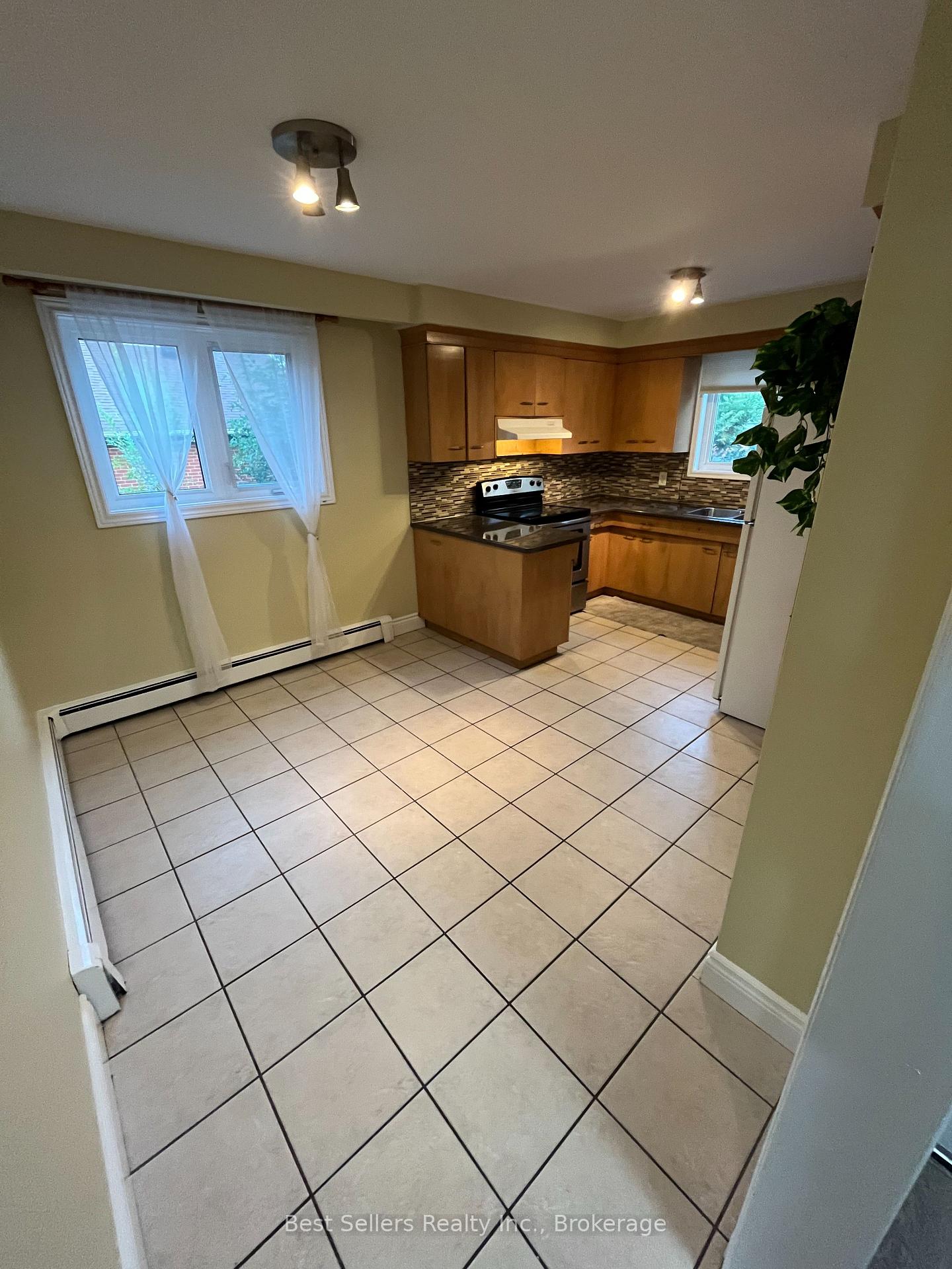 Photo 10 of 448 Rimilton Avenue, Etobicoke, Alderwood — HOMEH