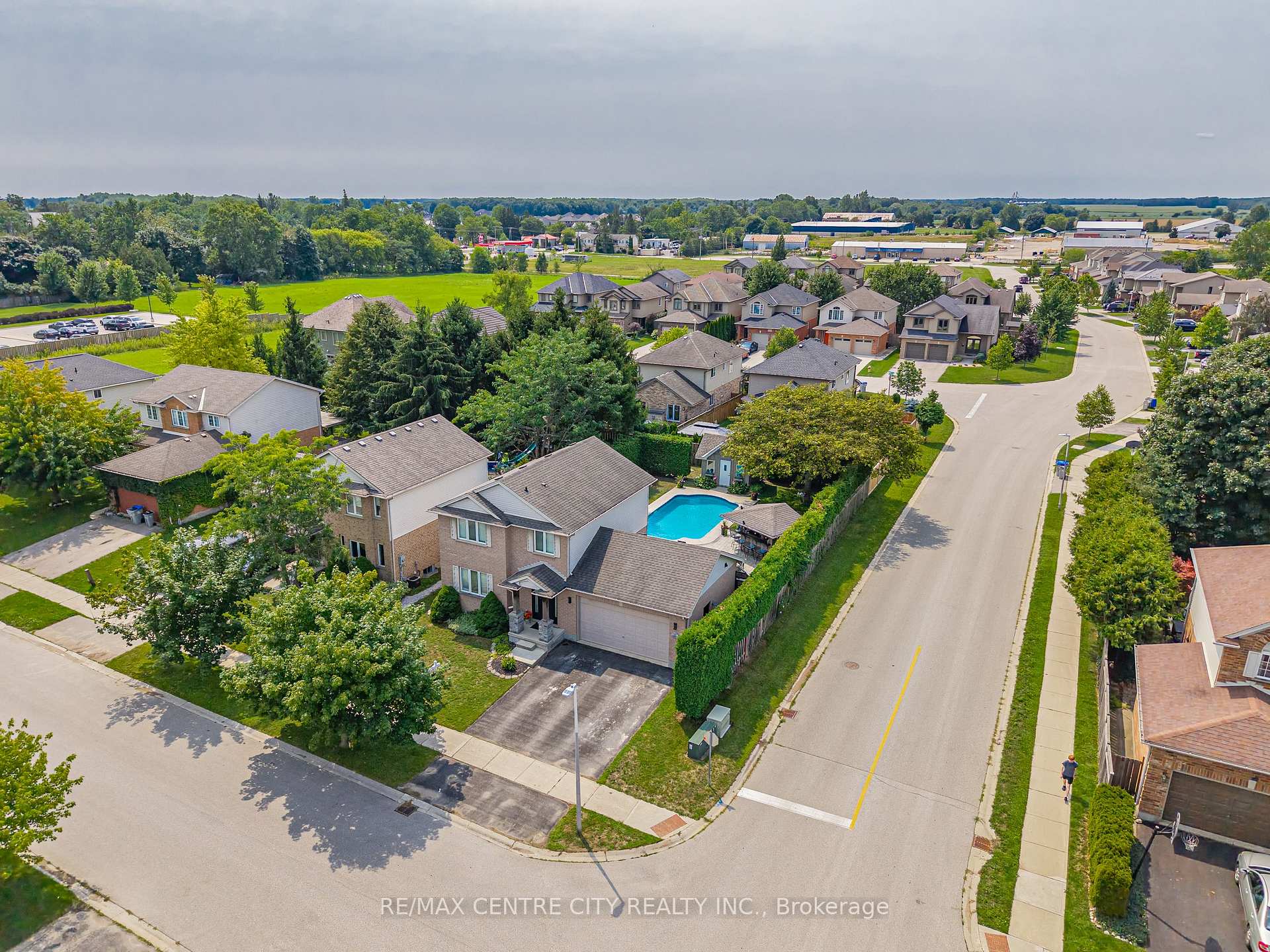 Photo 35 of 43 Meredith Drive, Middlesex Centre, Ilderton — HOMEH