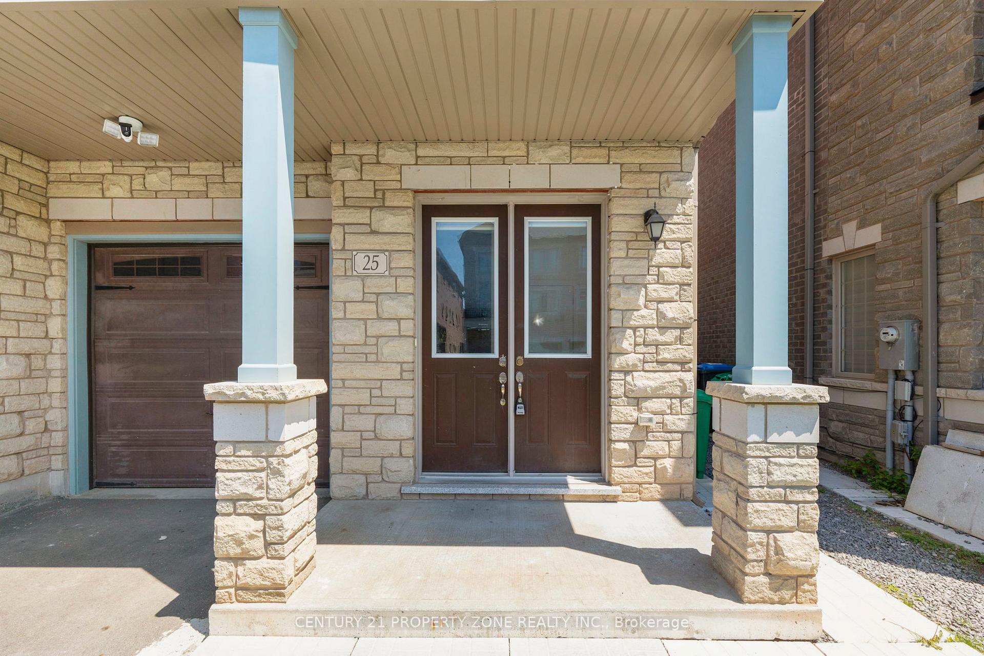 Photo 3 of 25 Hashmi Place, Brampton, Credit Valley — HOMEH