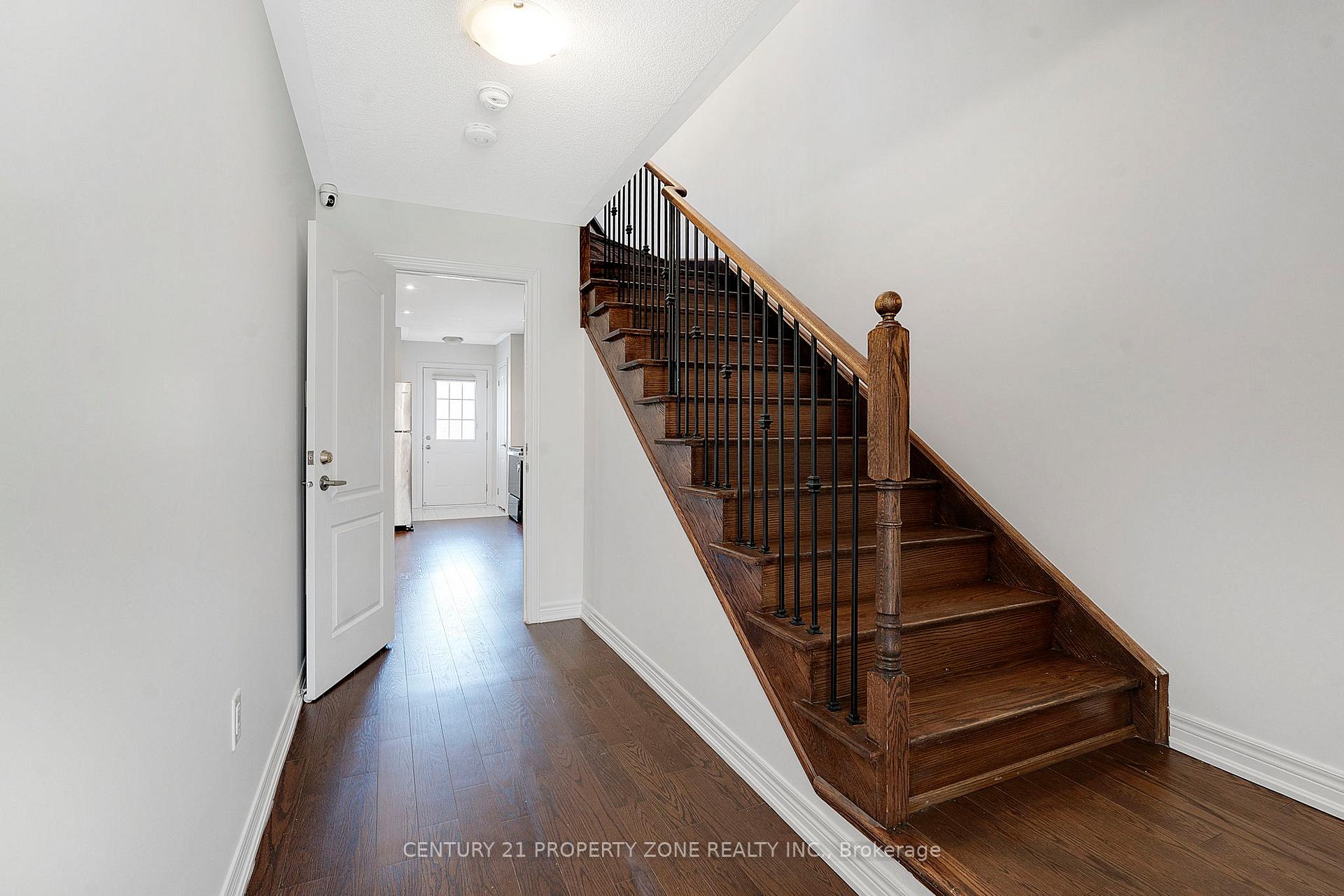 Photo 5 of 25 Hashmi Place, Brampton, Credit Valley — HOMEH