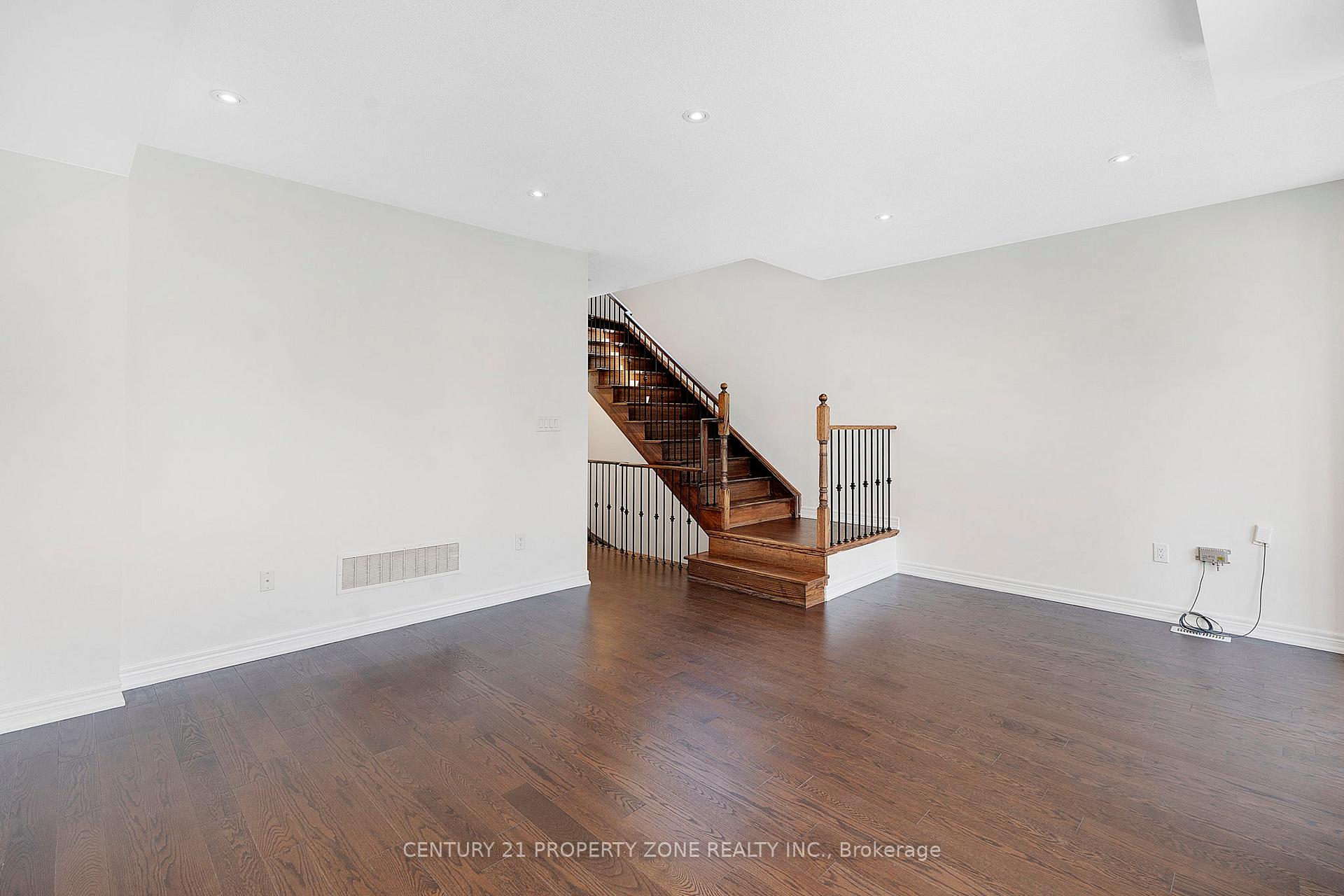 Photo 6 of 25 Hashmi Place, Brampton, Credit Valley — HOMEH