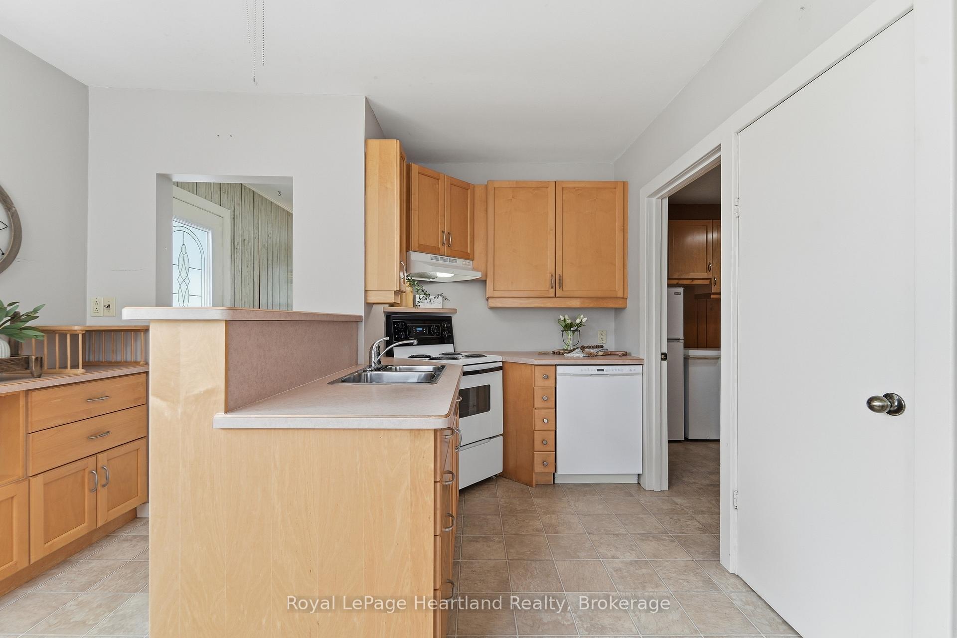 Photo 10 of 128 Britannia Road W, Goderich, Goderich (Town) — HOMEH