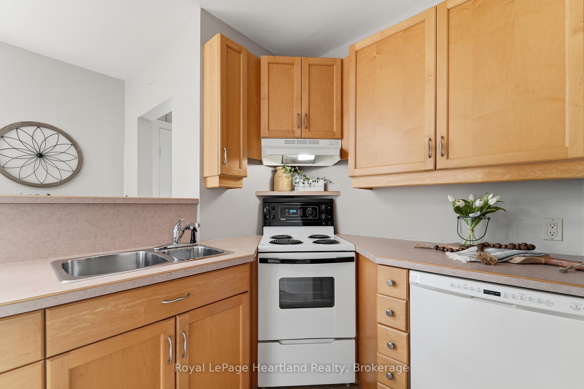 Photo 11 of 128 Britannia Road W, Goderich, Goderich (Town) — HOMEH
