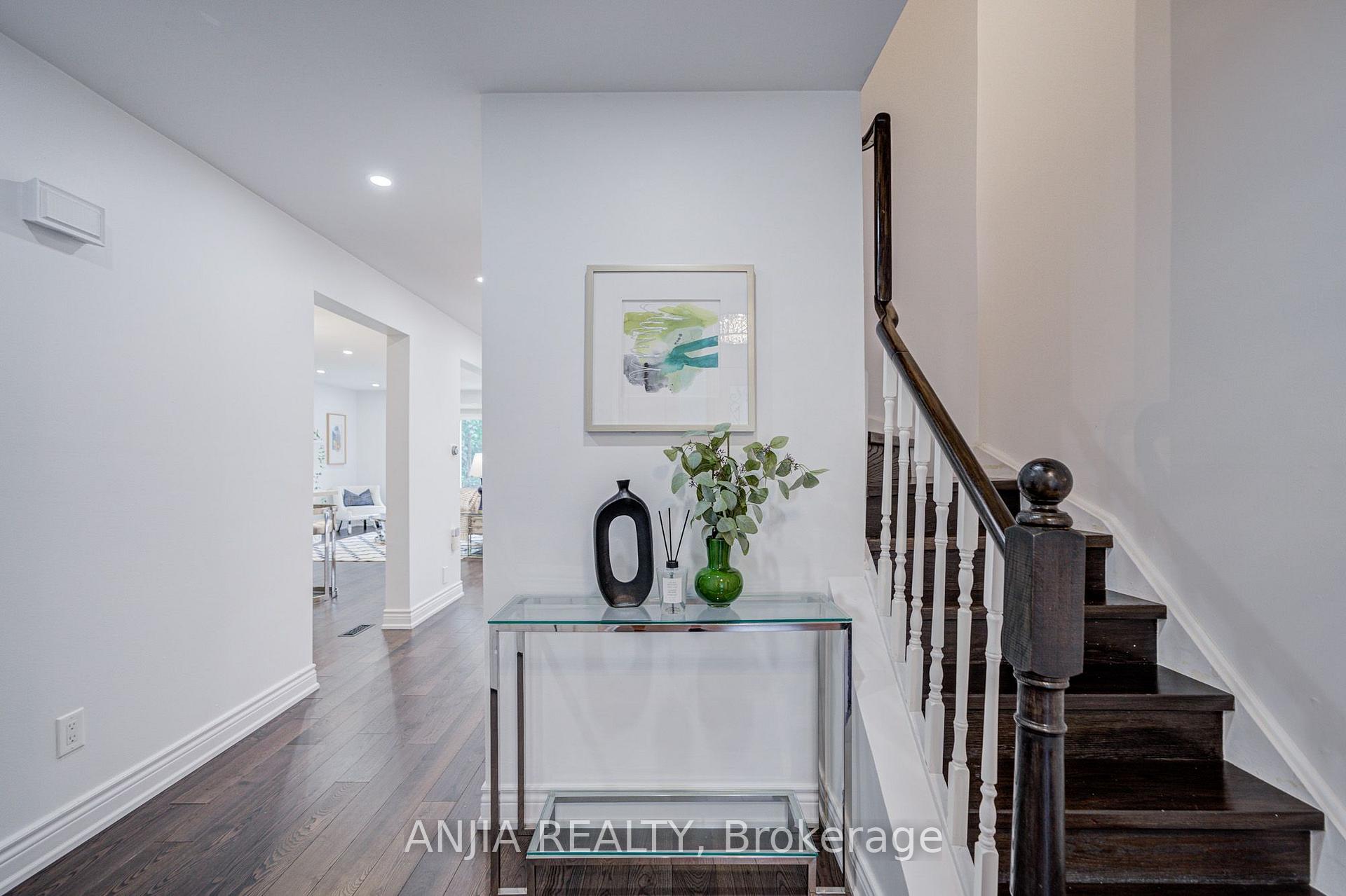 Photo 4 of 369 Mullen Drive, Vaughan, Brownridge — HOMEH