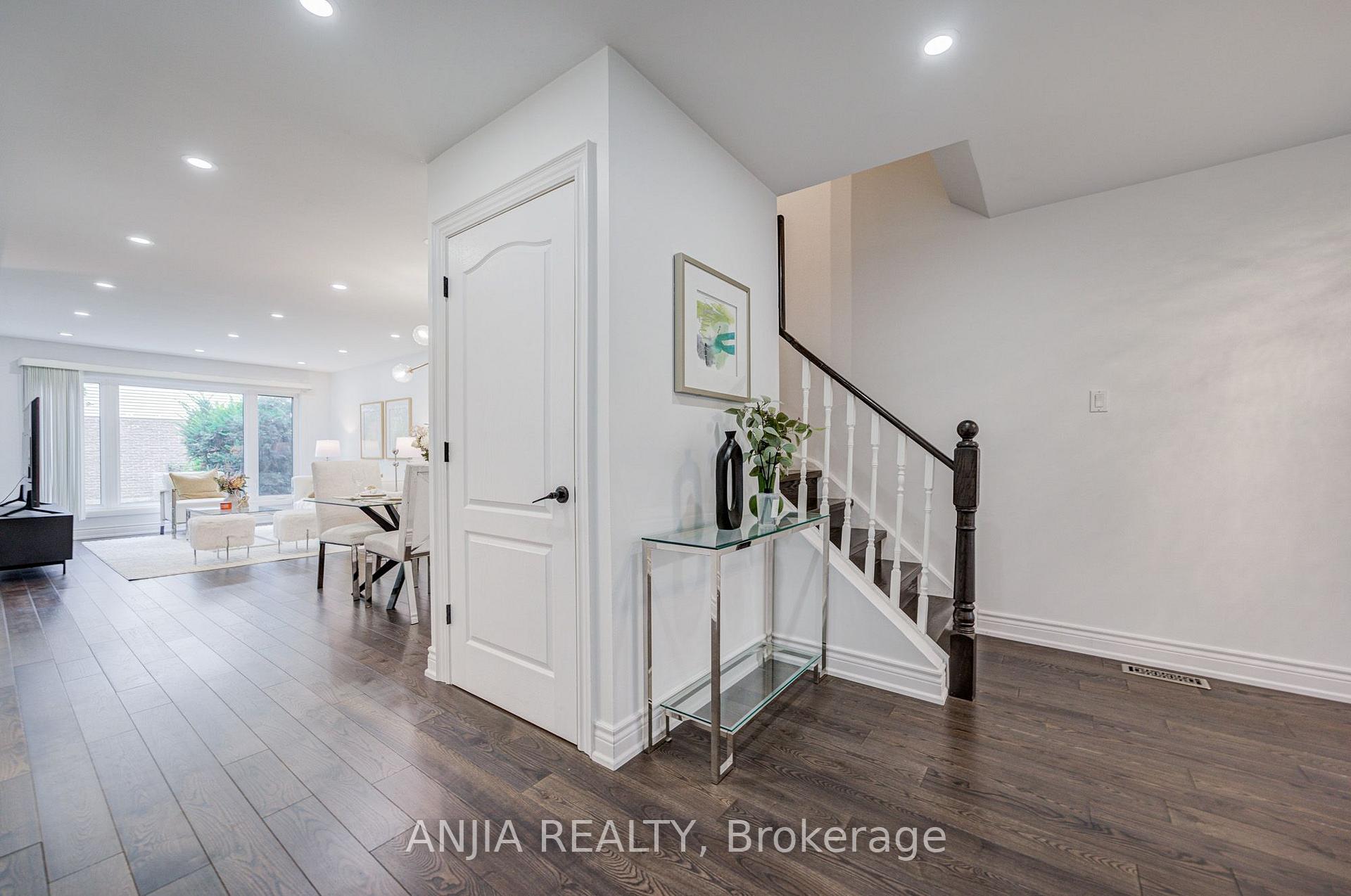 Photo 5 of 369 Mullen Drive, Vaughan, Brownridge — HOMEH