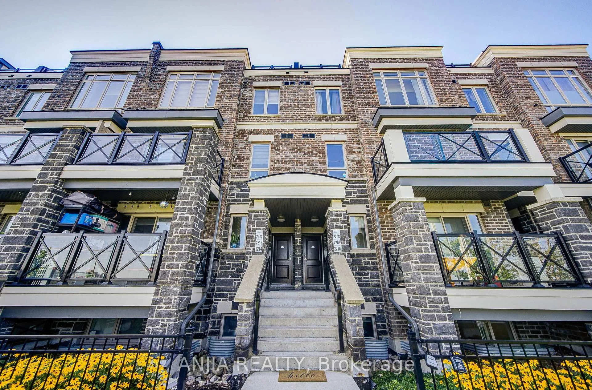 Photo 2 of 369 Mullen Drive, Vaughan, Brownridge — HOMEH