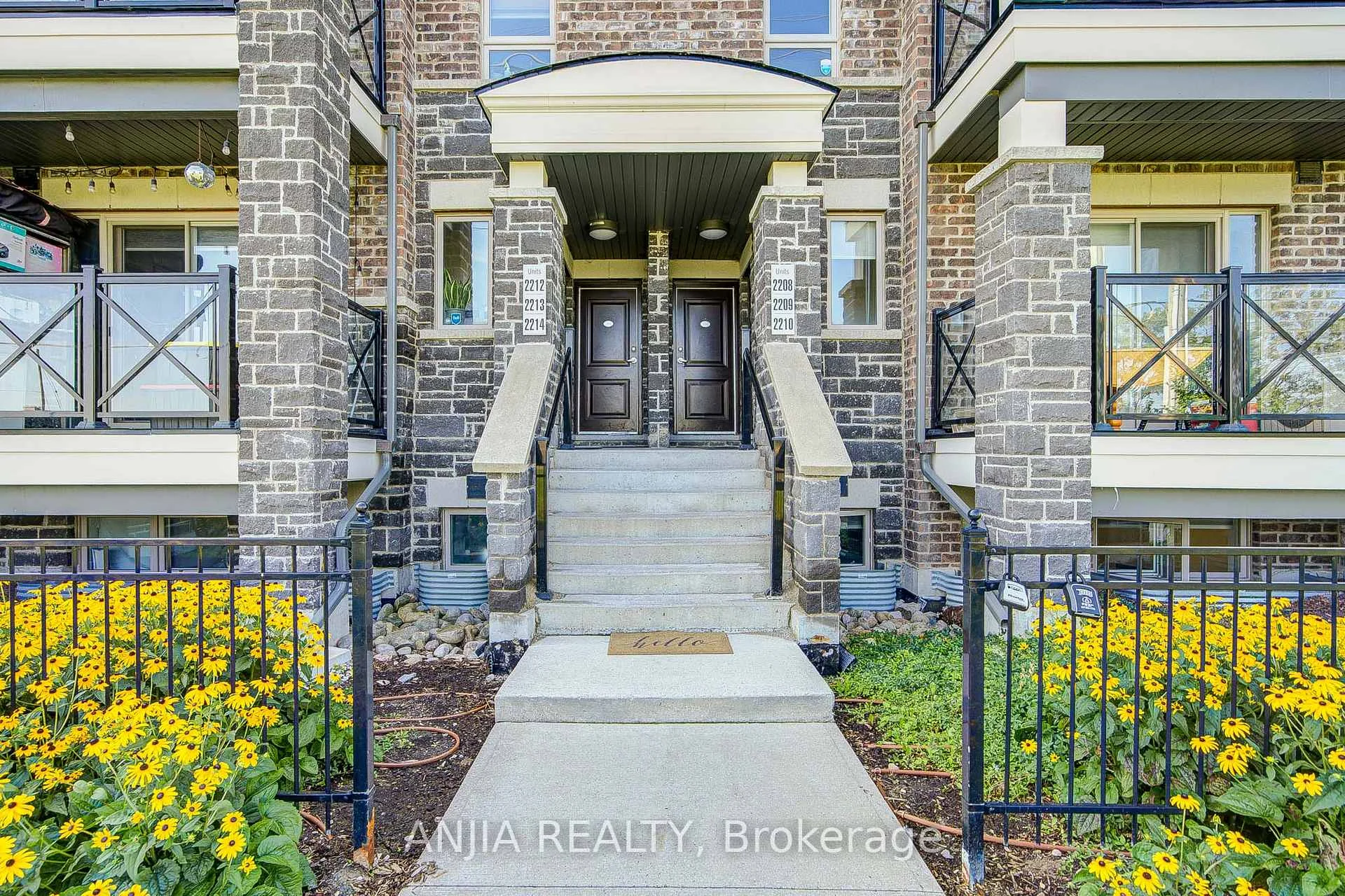 Photo 3 of 369 Mullen Drive, Vaughan, Brownridge — HOMEH