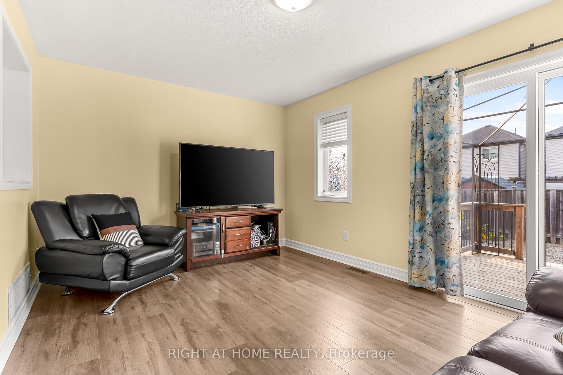 Photo 10 of 169 Banting Crescent, Essa, Angus — HOMEH