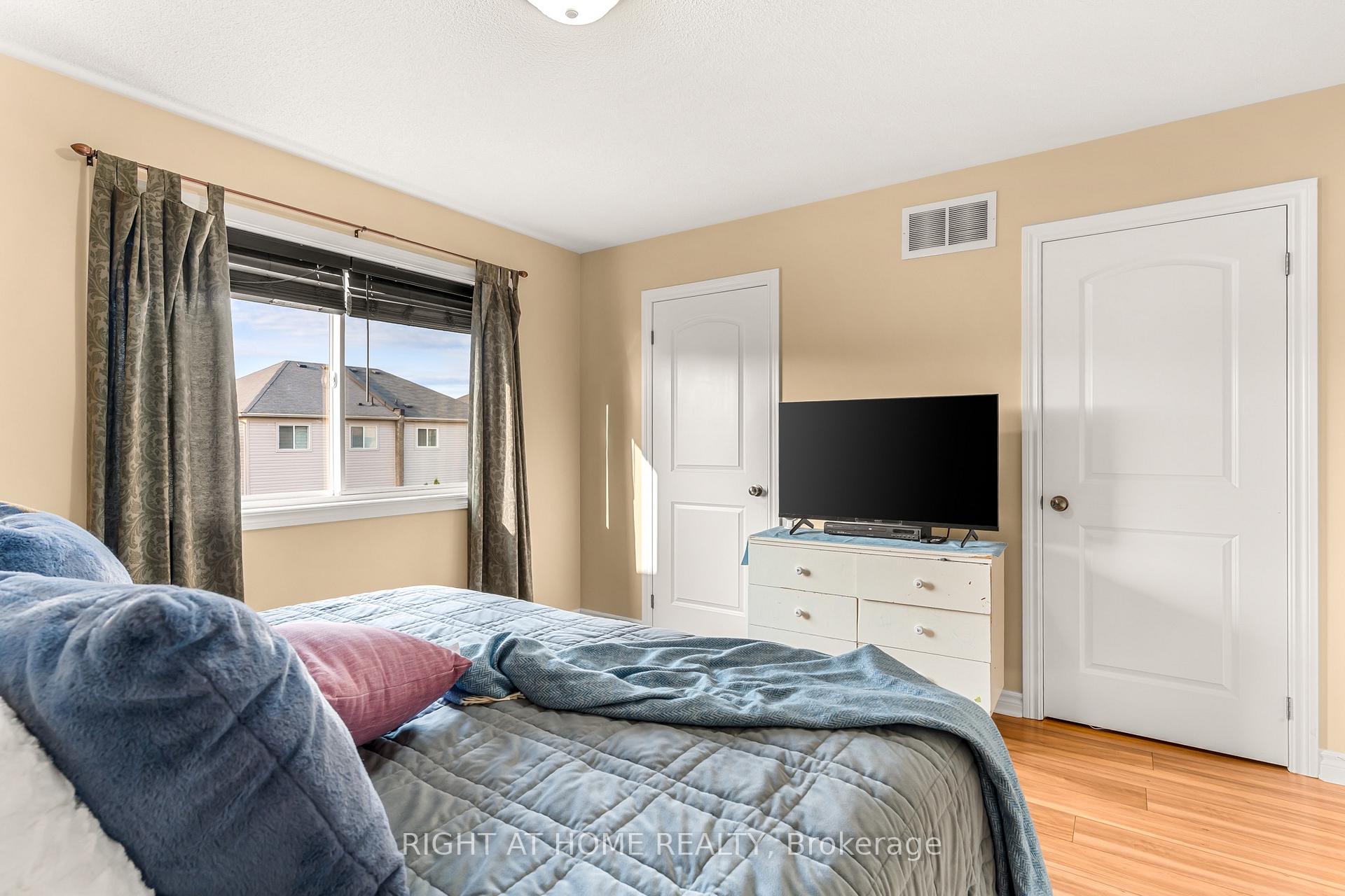Photo 13 of 169 Banting Crescent, Essa, Angus — HOMEH