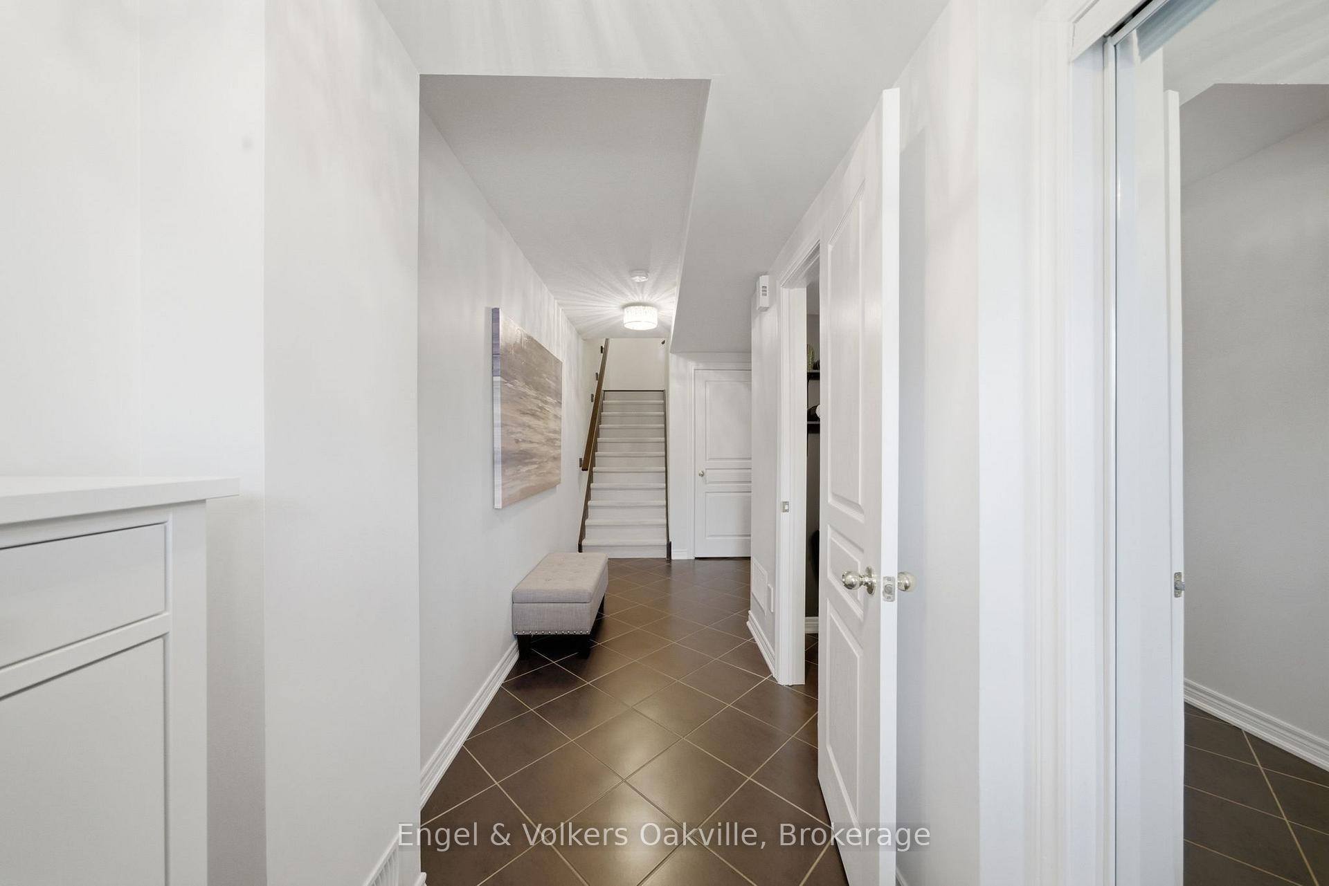 Photo 4 of 146 Truedell Circle, Hamilton, Waterdown — HOMEH