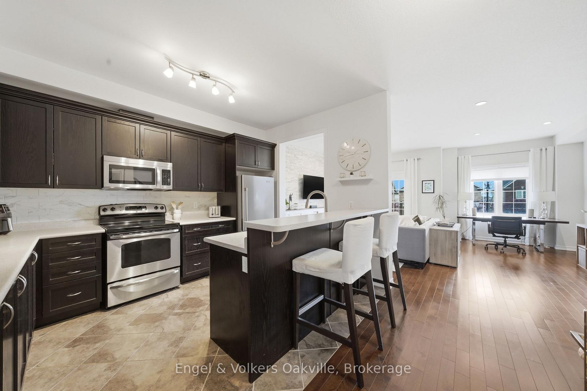 Photo 7 of 146 Truedell Circle, Hamilton, Waterdown — HOMEH