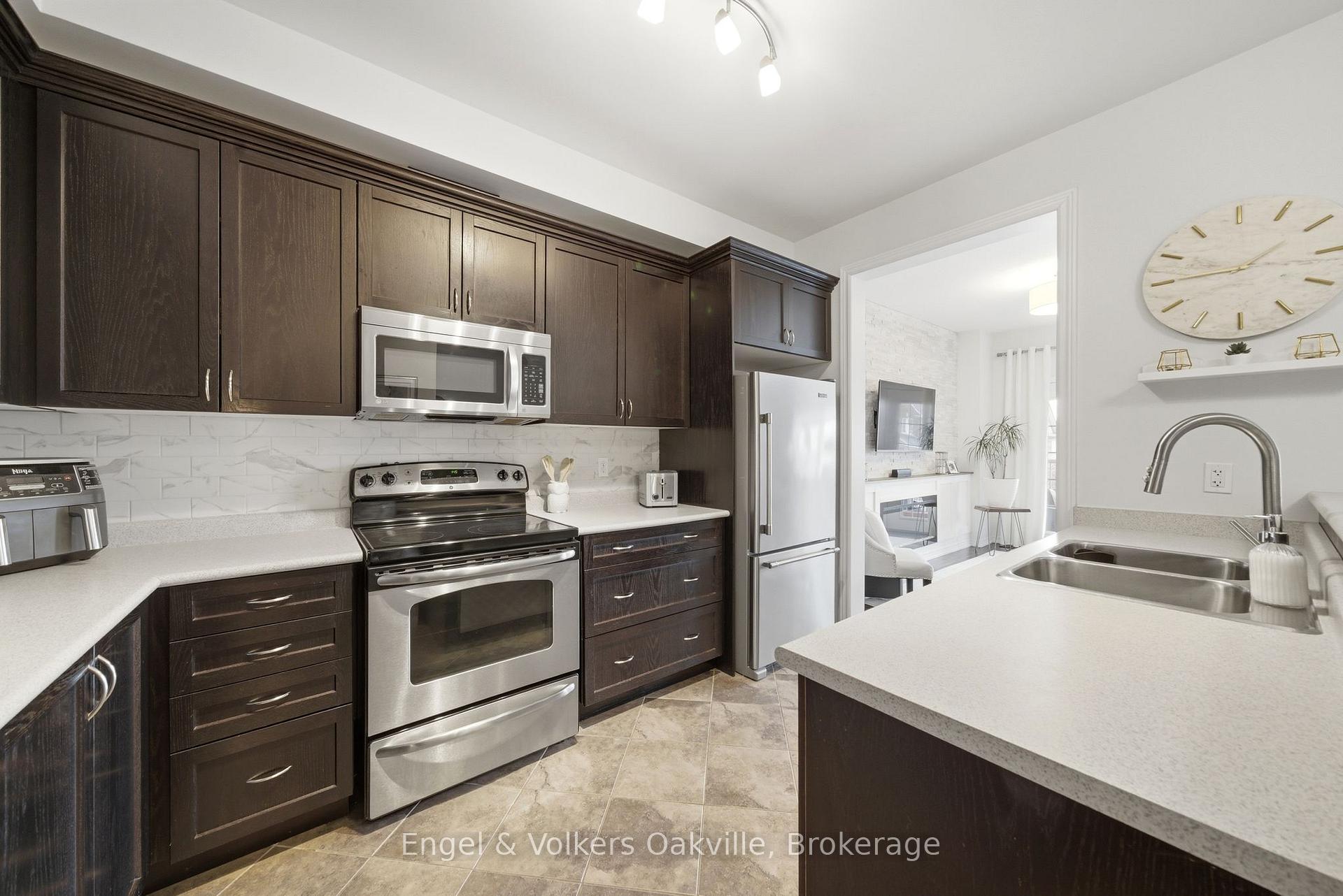 Photo 8 of 146 Truedell Circle, Hamilton, Waterdown — HOMEH