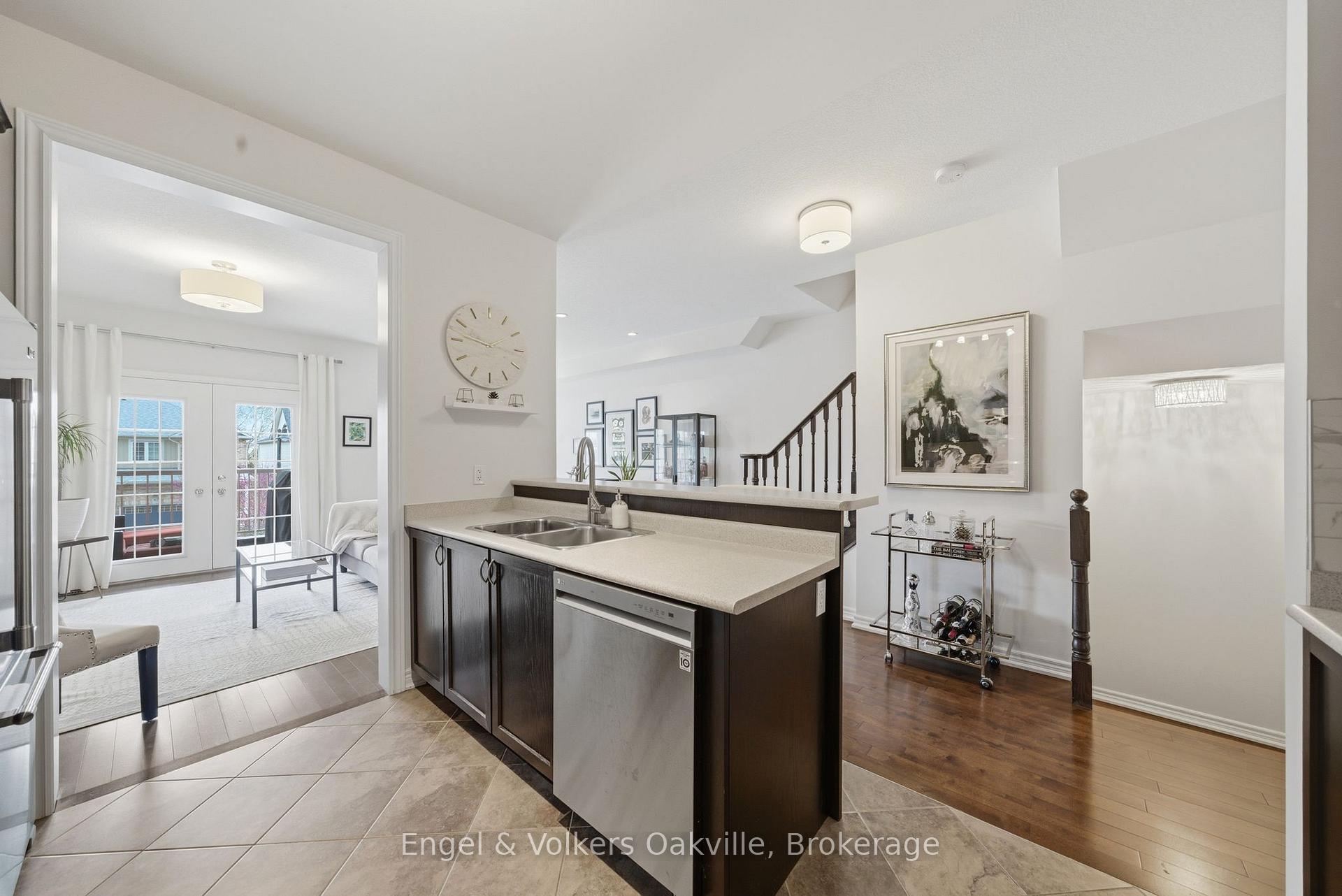 Photo 10 of 146 Truedell Circle, Hamilton, Waterdown — HOMEH
