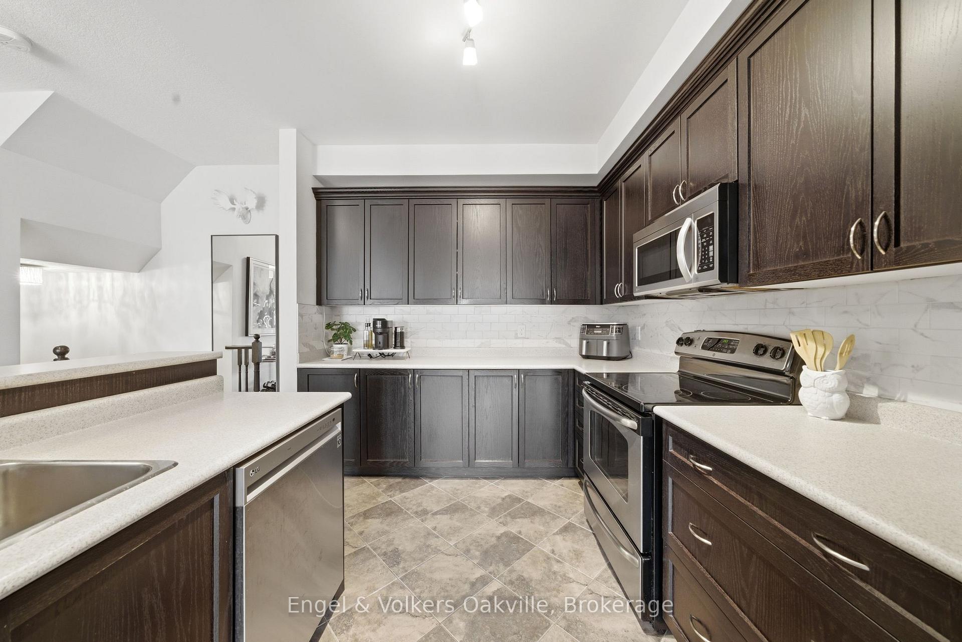 Photo 11 of 146 Truedell Circle, Hamilton, Waterdown — HOMEH
