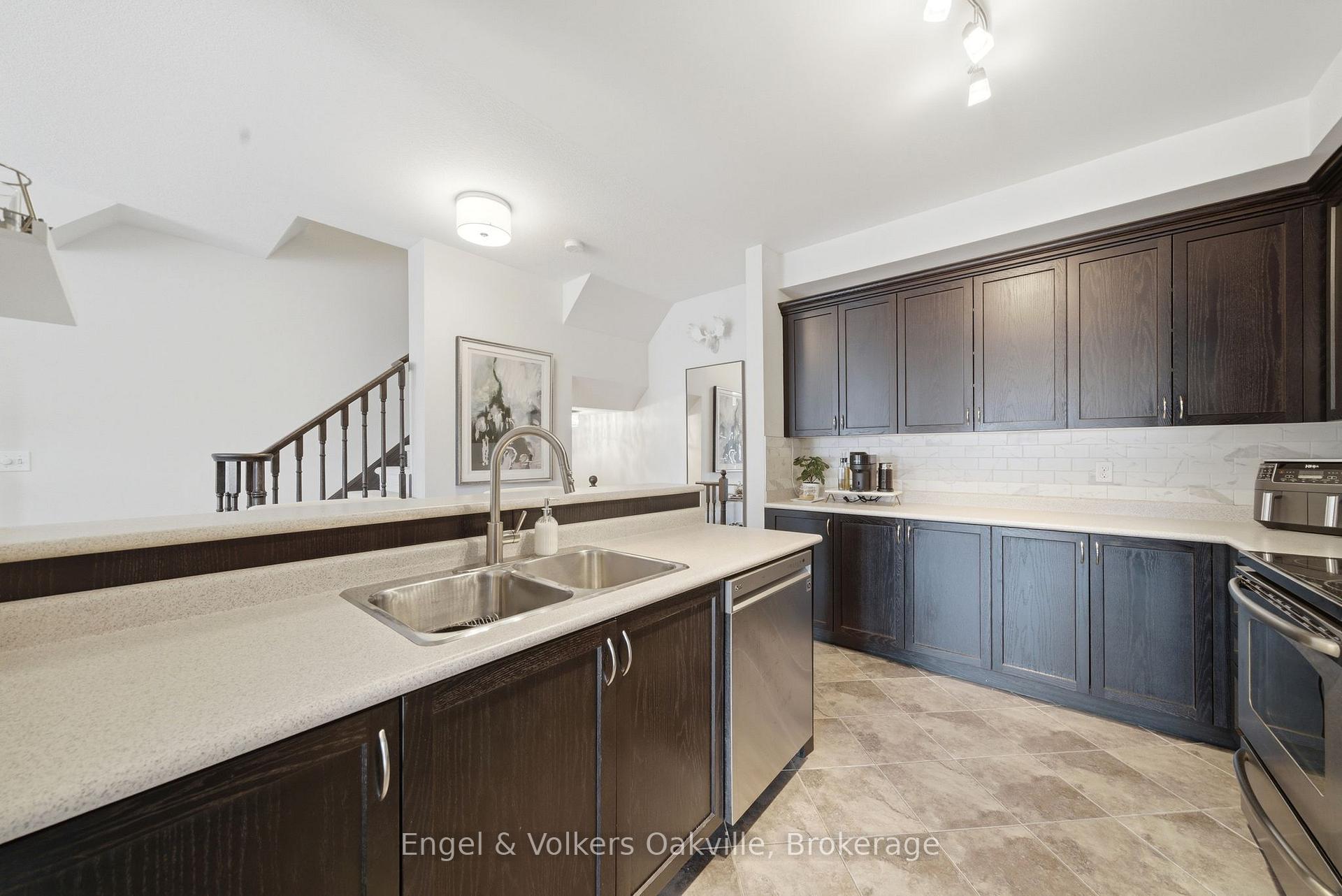 Photo 12 of 146 Truedell Circle, Hamilton, Waterdown — HOMEH