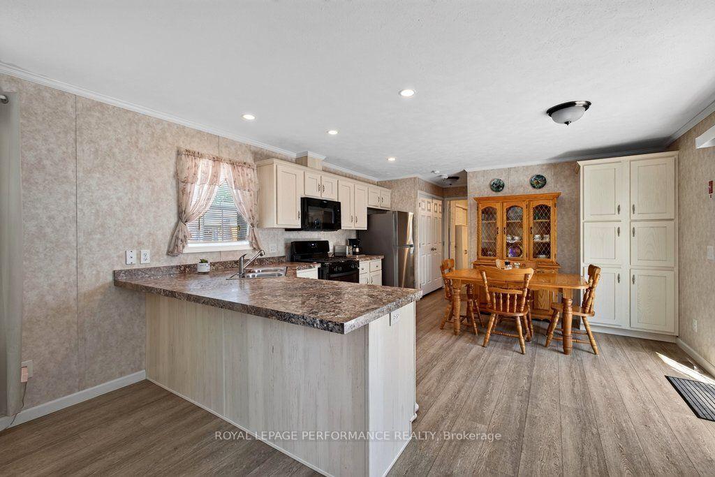 Photo 14 of 16 Eastgate Avenue, Ottawa, Bellwood - Industrial Park — HOMEH