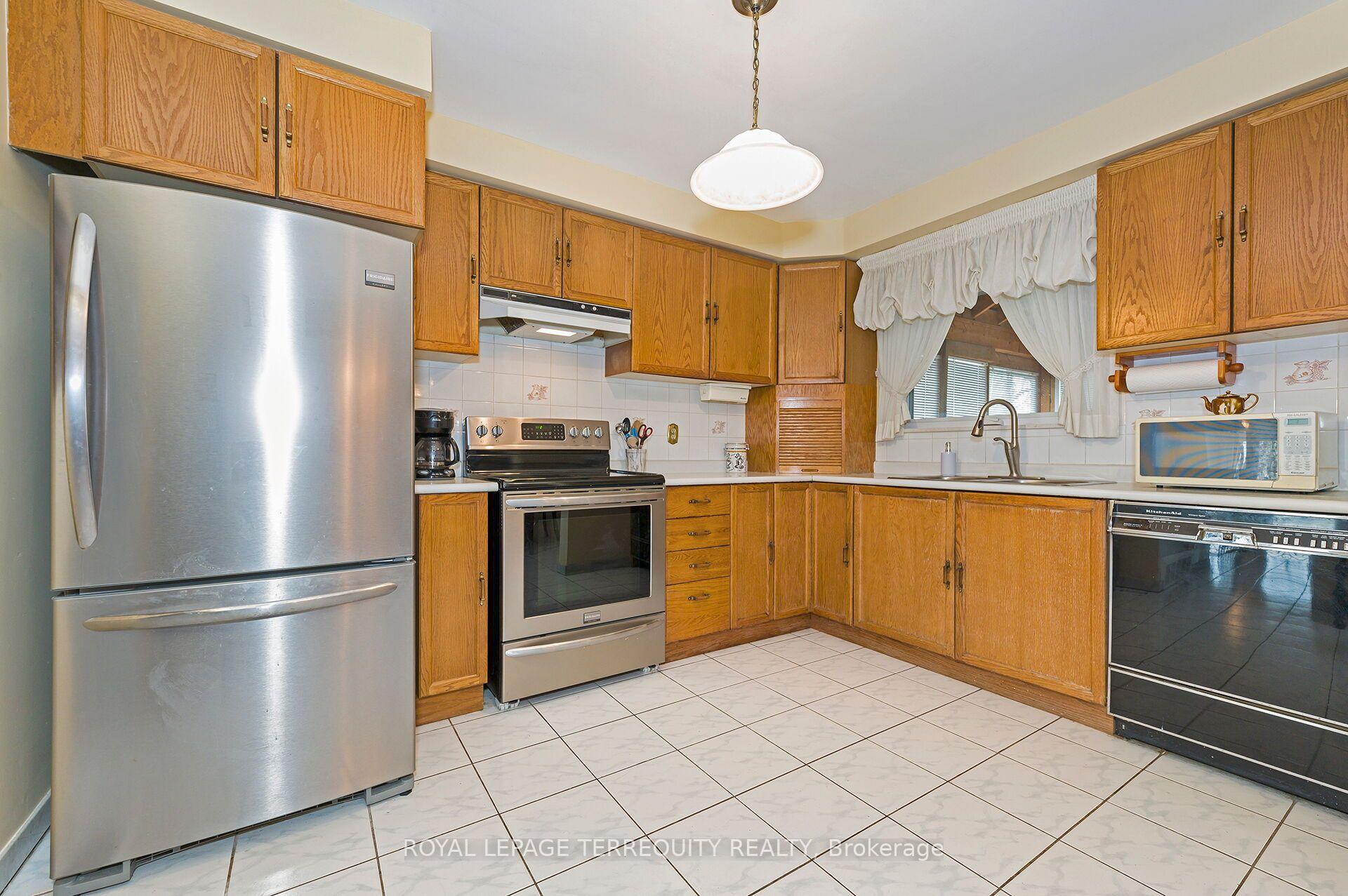 Photo 6 of 181 Pellatt Avenue, North York, Humberlea-Pelmo Park — HOMEH
