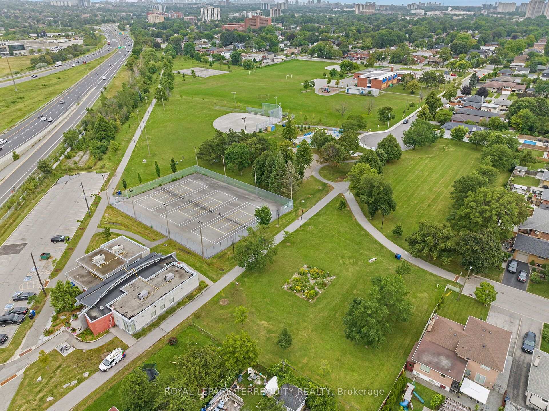 Photo 31 of 181 Pellatt Avenue, North York, Humberlea-Pelmo Park — HOMEH