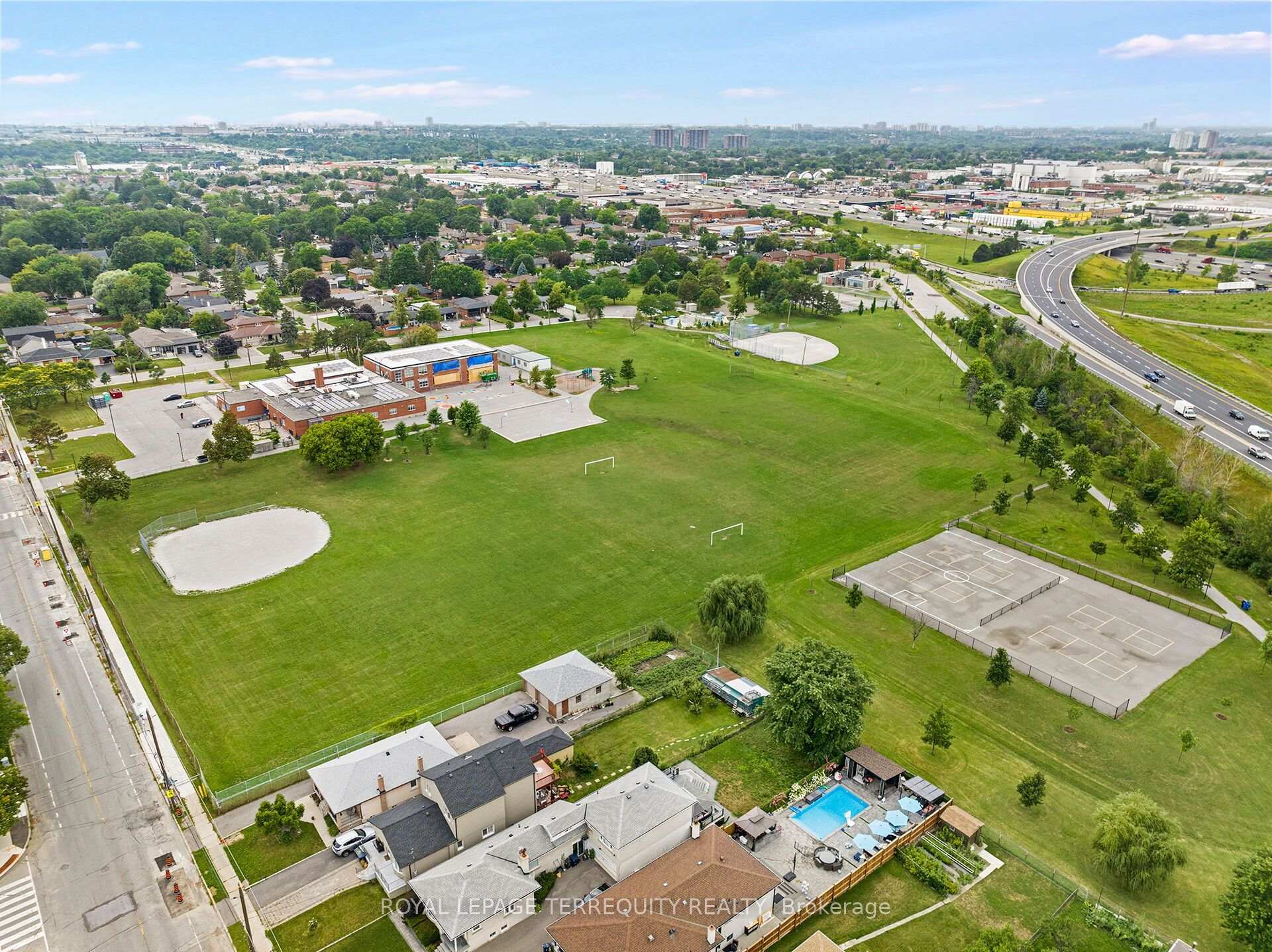 Photo 32 of 181 Pellatt Avenue, North York, Humberlea-Pelmo Park — HOMEH