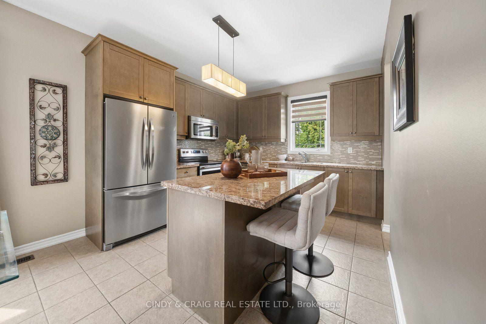 Photo 7 of 60 Vivian Drive, Clarington, Courtice — HOMEH